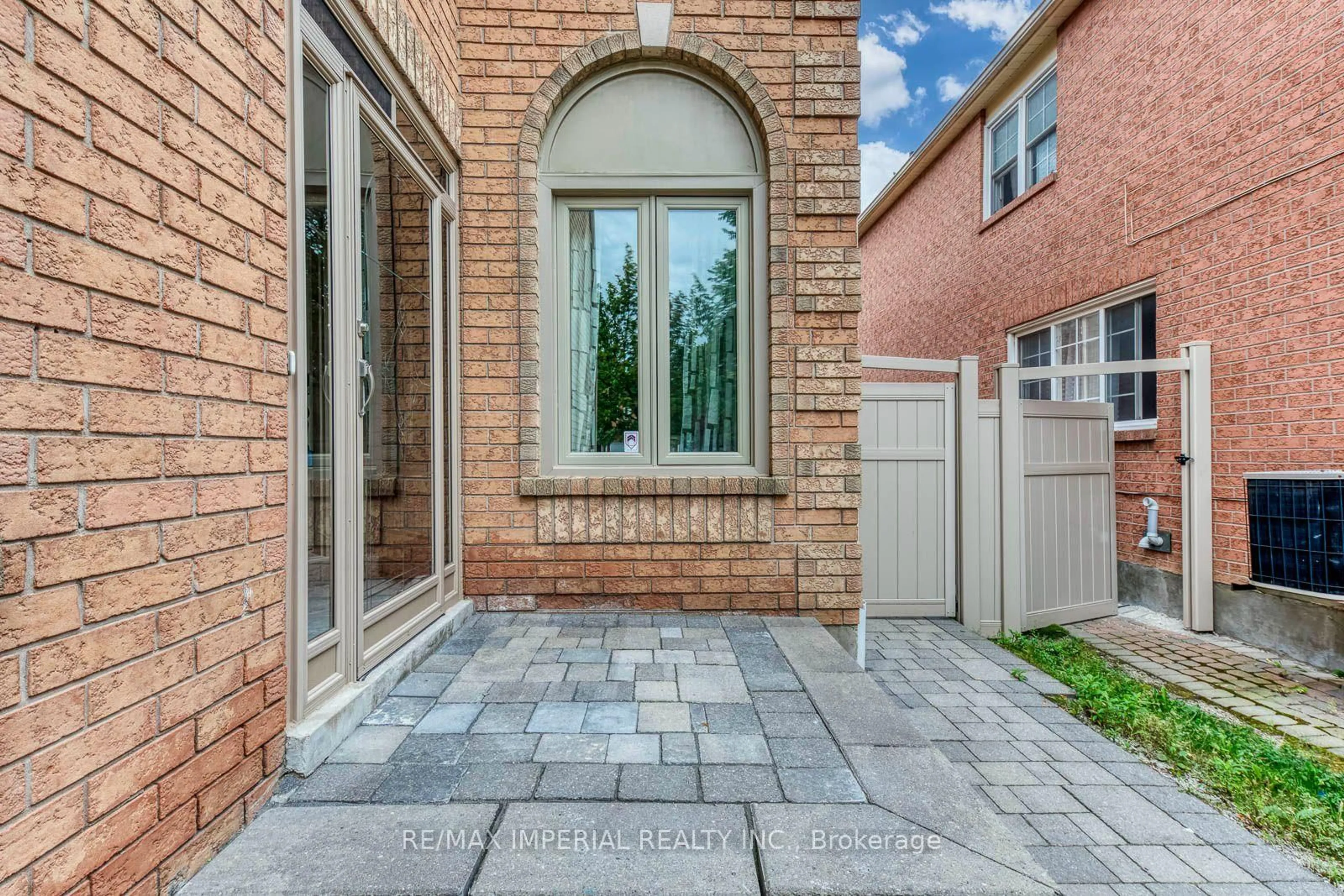 Home with brick exterior material, street for 925 Cardington St, Mississauga Ontario L5V 1Z8
