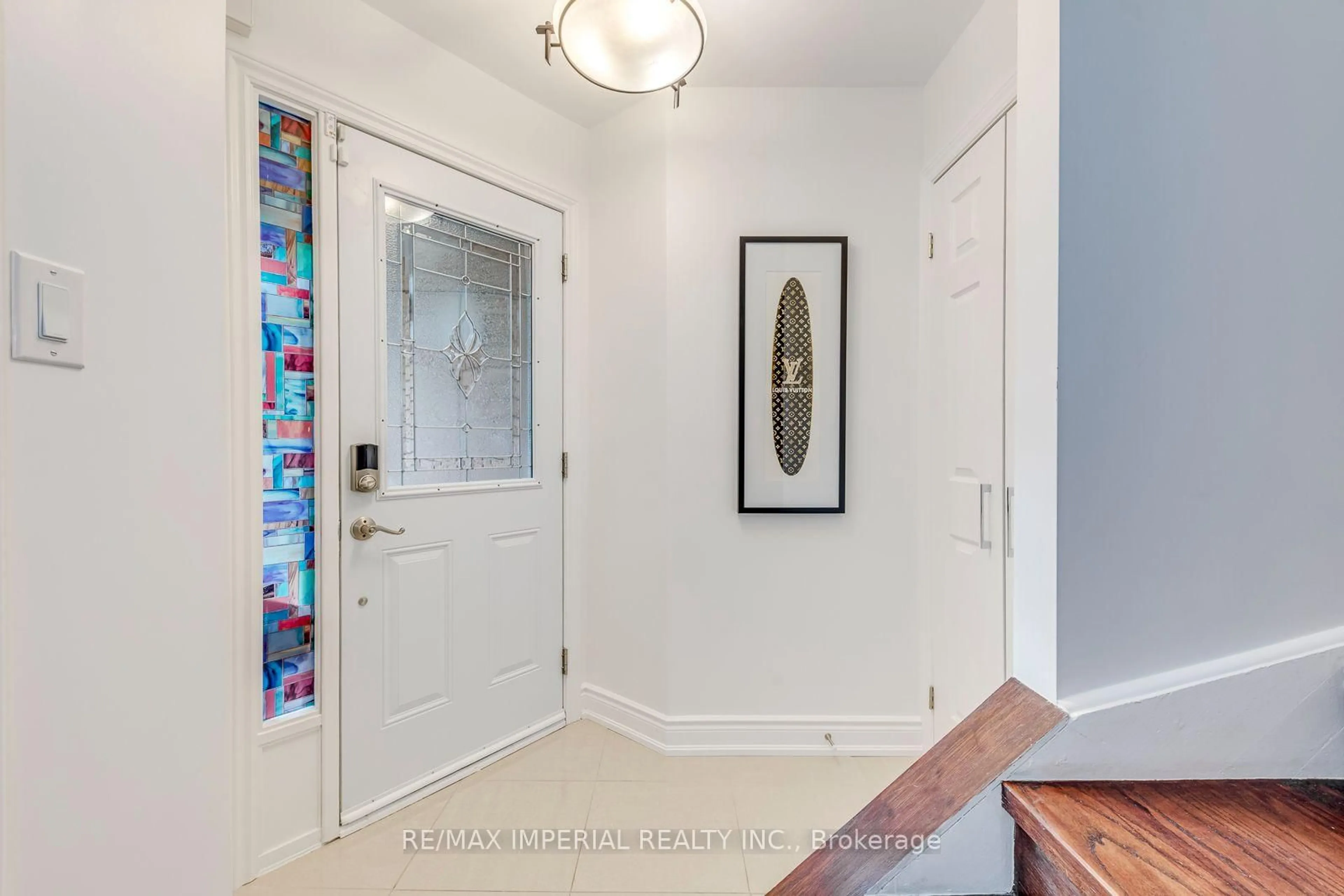 Indoor entryway for 925 Cardington St, Mississauga Ontario L5V 1Z8