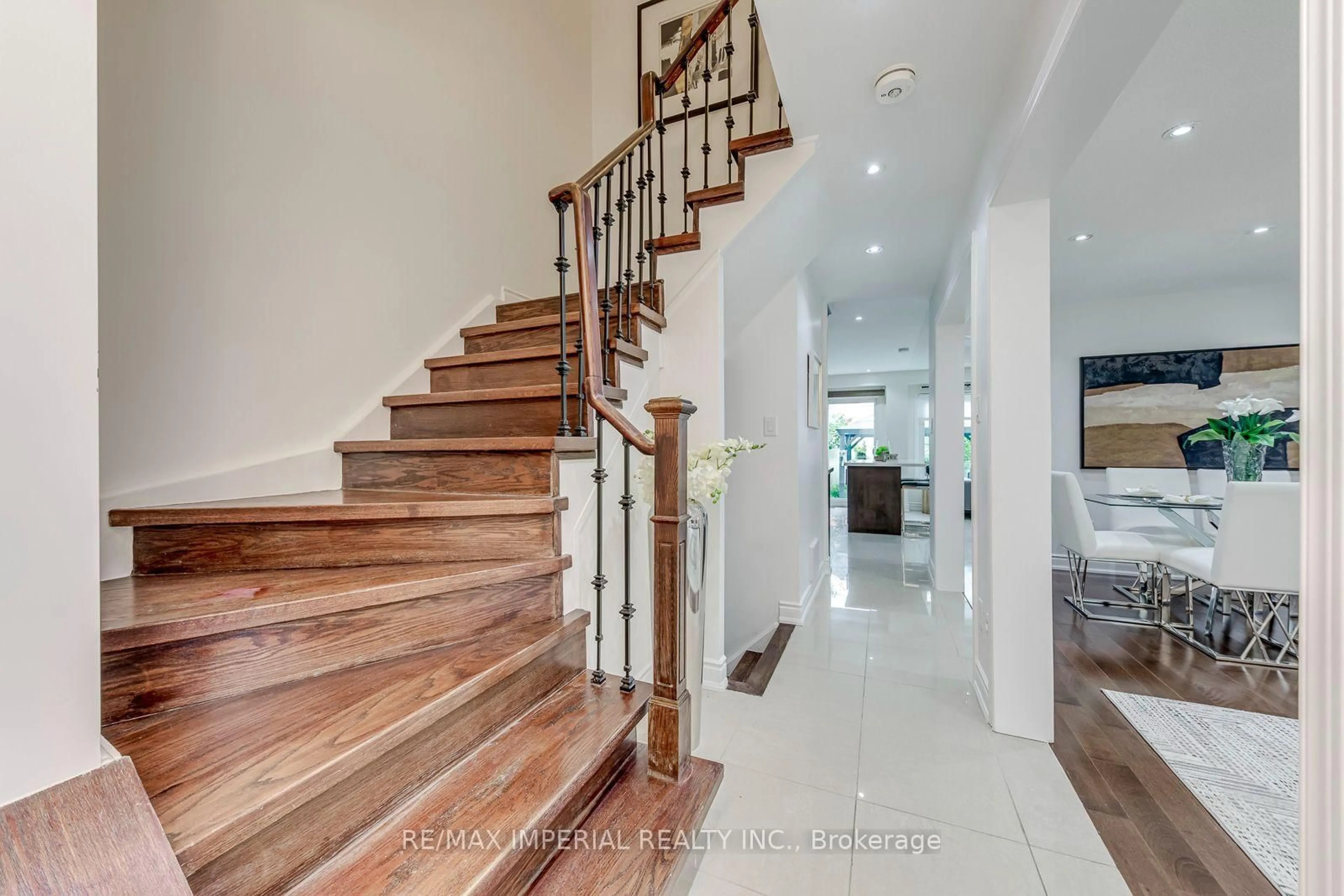 Unknown for 925 Cardington St, Mississauga Ontario L5V 1Z8