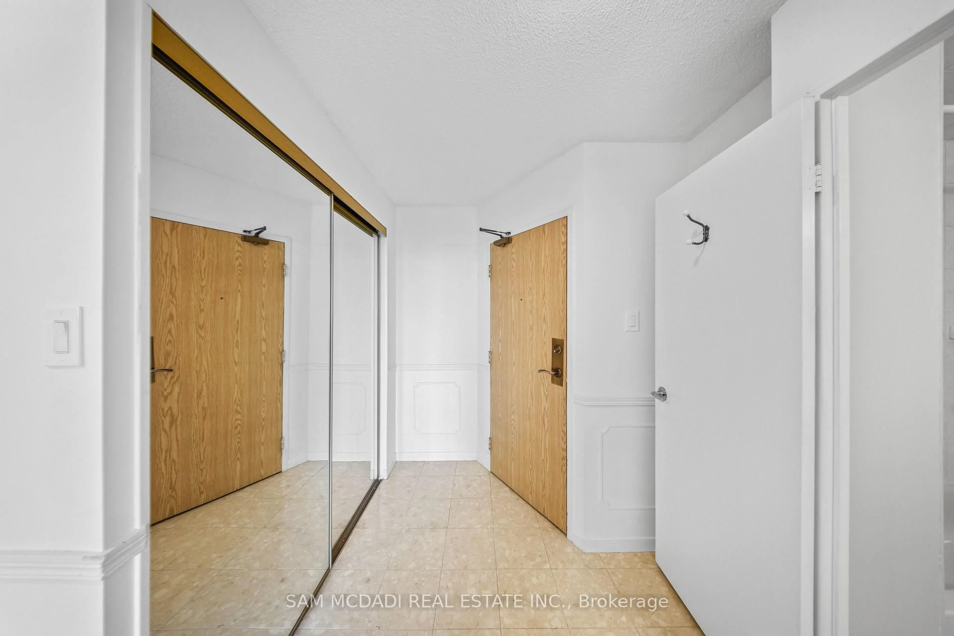 Indoor foyer for 1300 Bloor St #1007, Mississauga Ontario L4Y 3Z2