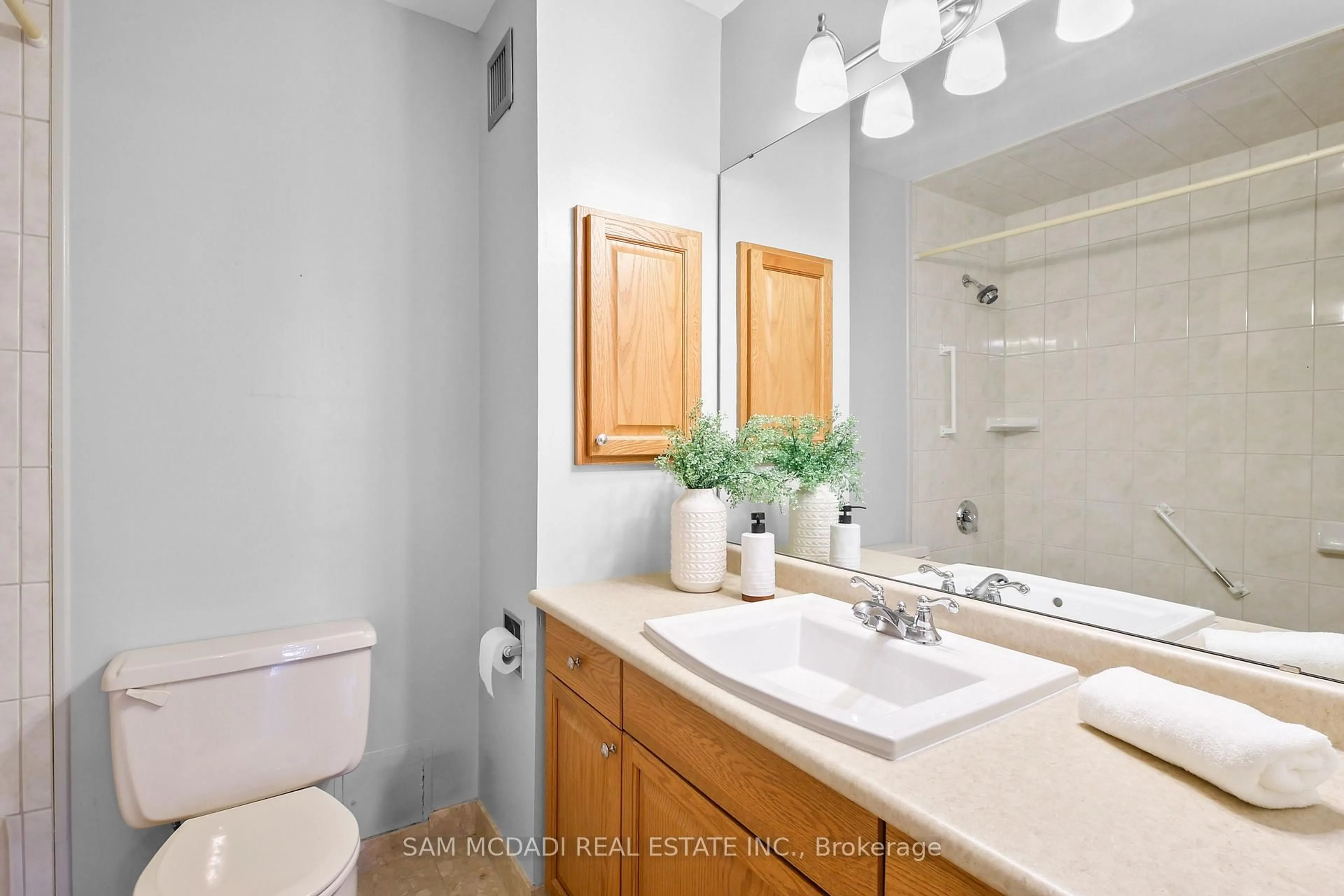 Standard bathroom, ceramic/tile floor for 1300 Bloor St #1007, Mississauga Ontario L4Y 3Z2