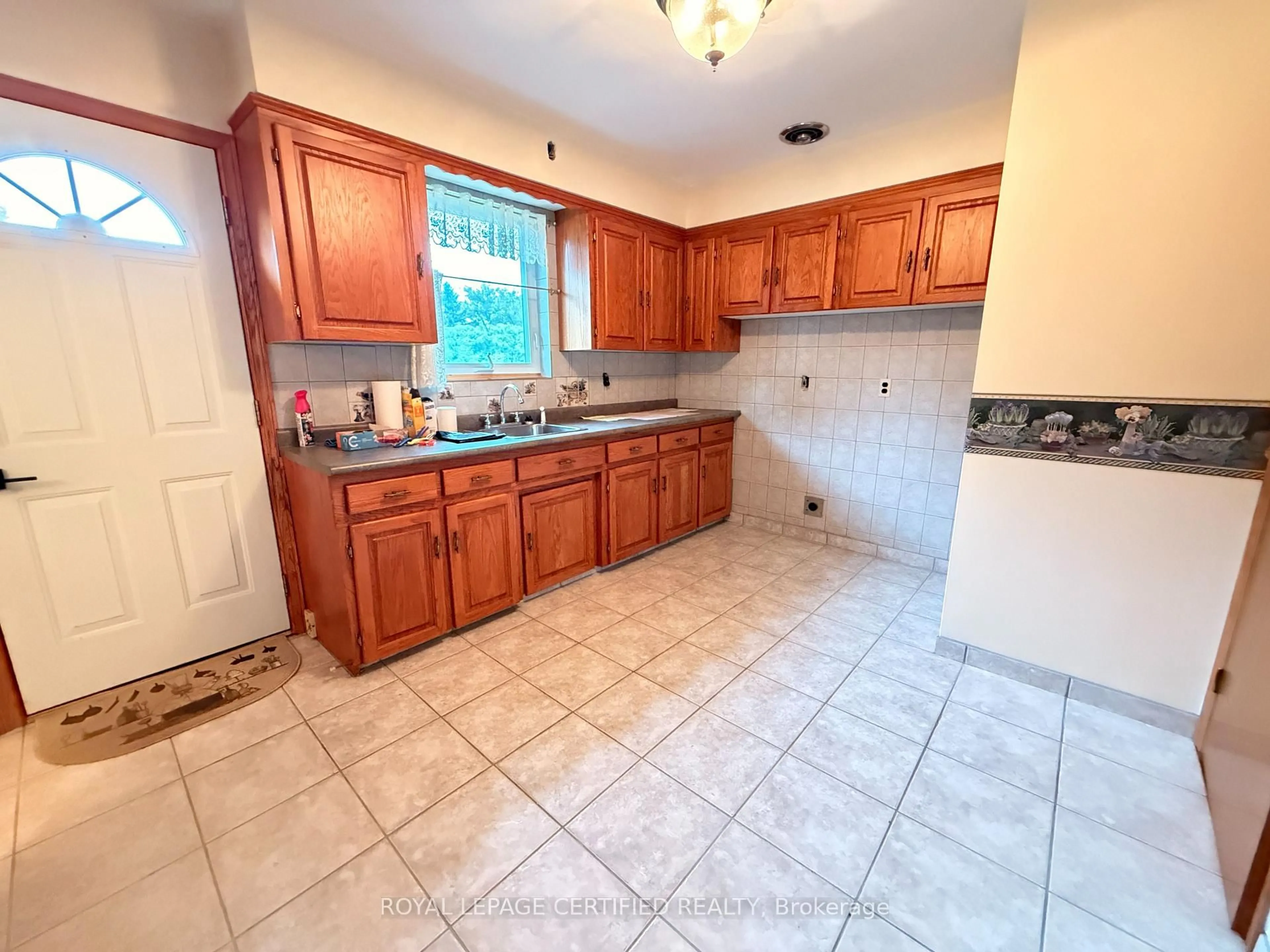 Standard kitchen, ceramic/tile floor for 1398 Wren Ave, Oakville Ontario L6L 2V6