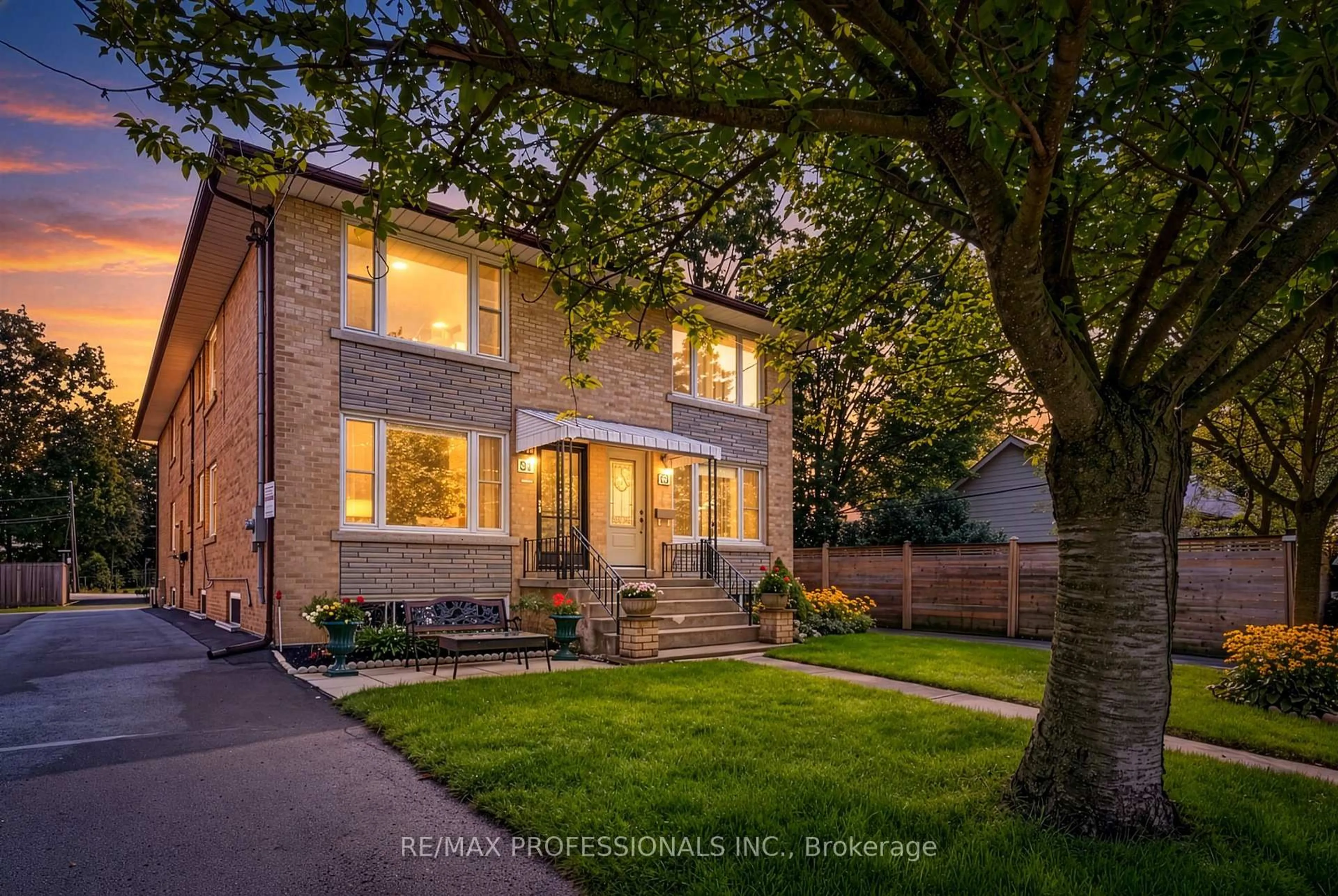 Home with brick exterior material, street for 31 Long Branch Ave, Toronto Ontario M8W 3H8