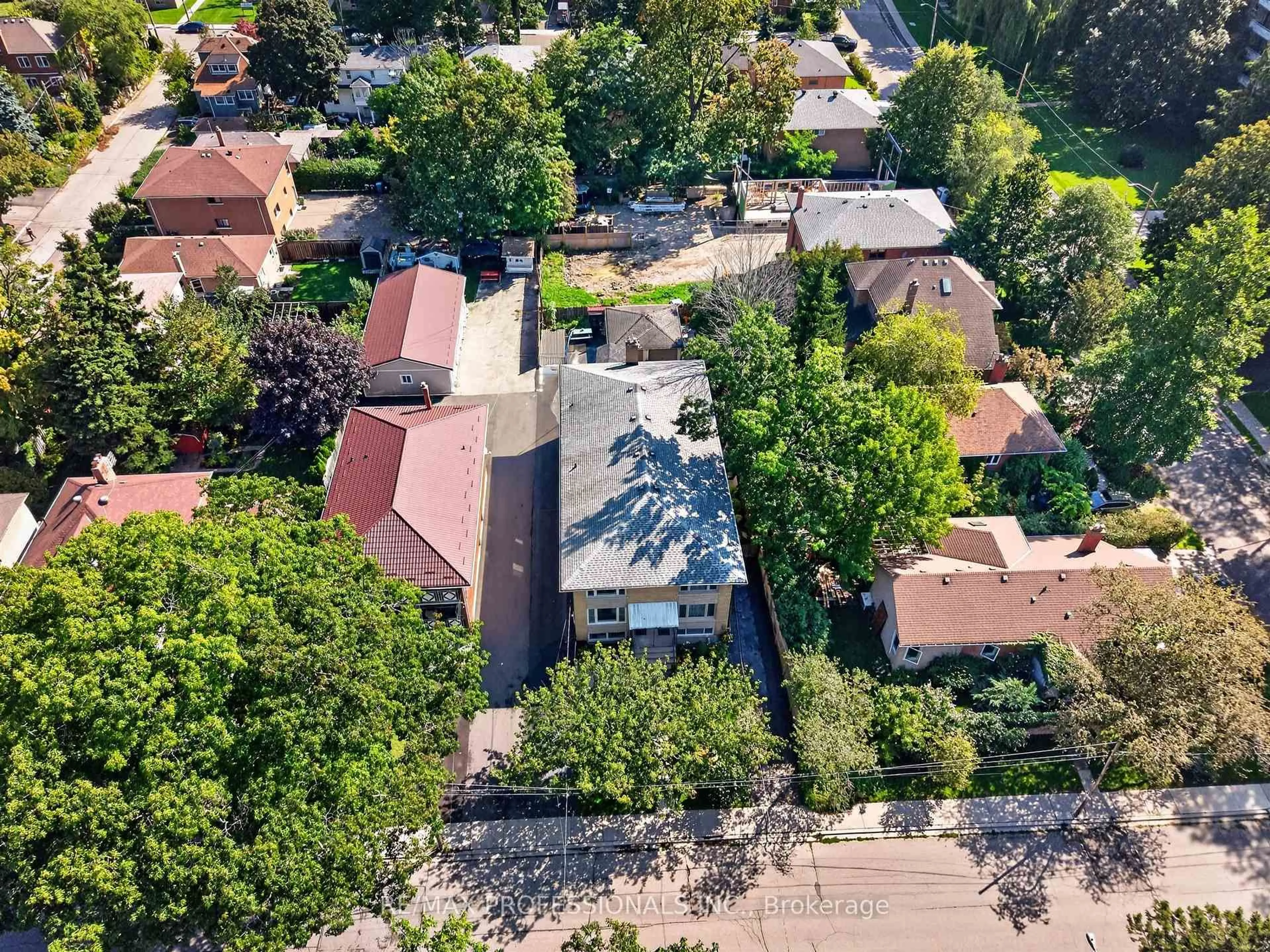 A pic from outside/outdoor area/front of a property/back of a property/a pic from drone, street for 31 Long Branch Ave, Toronto Ontario M8W 3H8