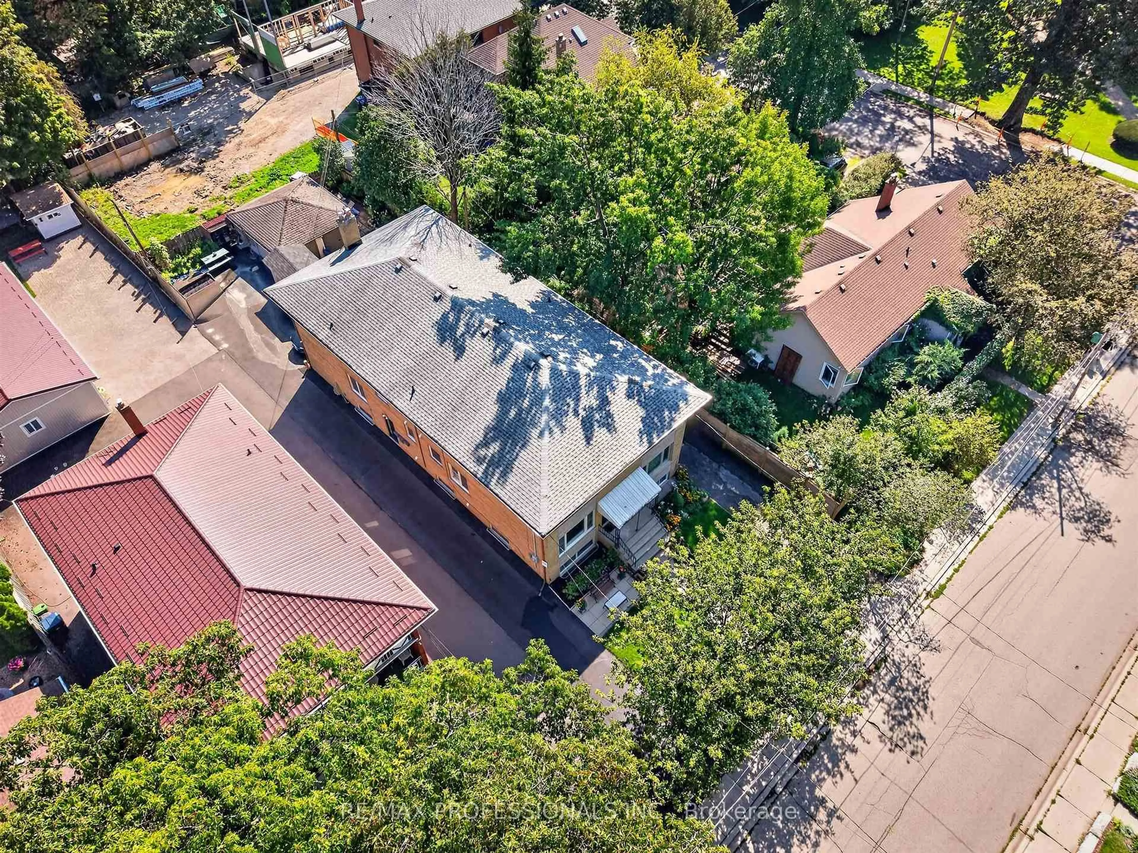 A pic from outside/outdoor area/front of a property/back of a property/a pic from drone, street for 31 Long Branch Ave, Toronto Ontario M8W 3H8