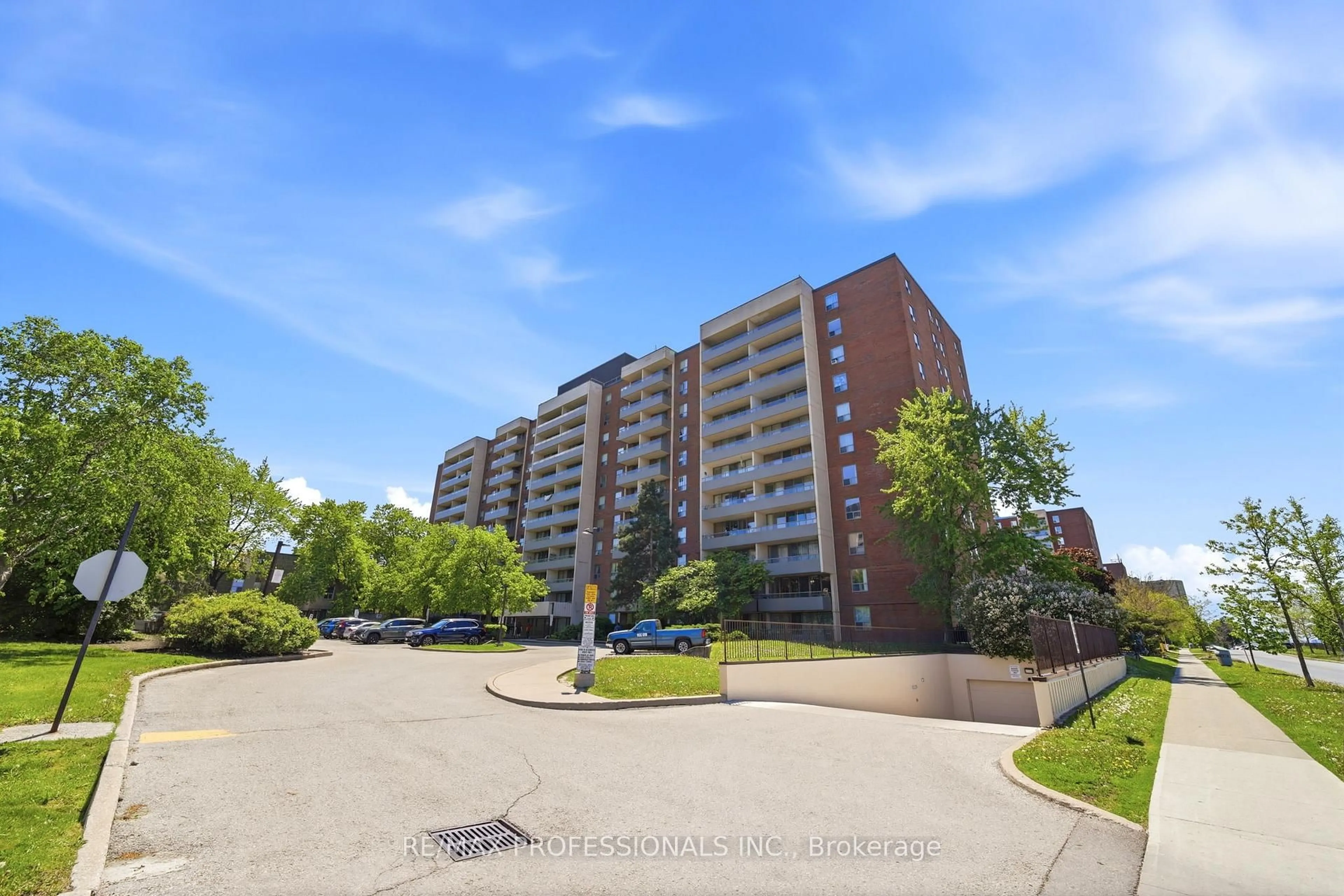 A pic from outside/outdoor area/front of a property/back of a property/a pic from drone, street for 19 Four Winds Dr #204, Toronto Ontario M3J 2S9
