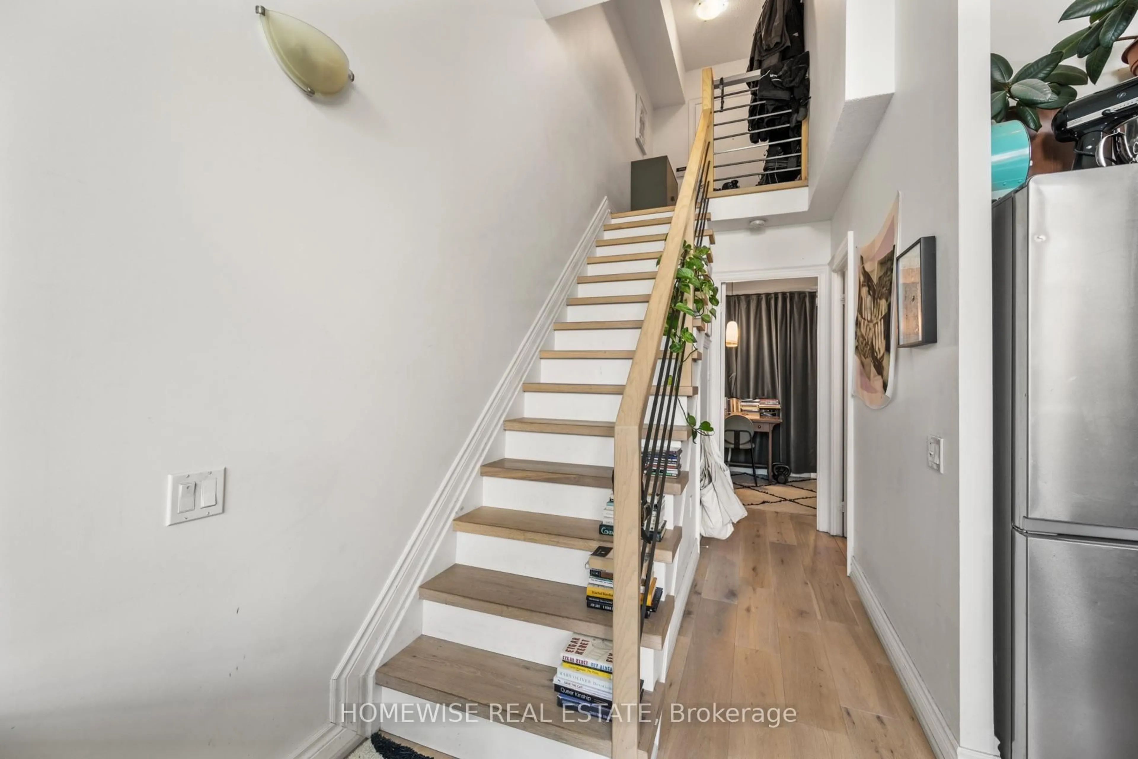 Stairs for 437 Roncesvalles Ave #410, Toronto Ontario M6R 3B9
