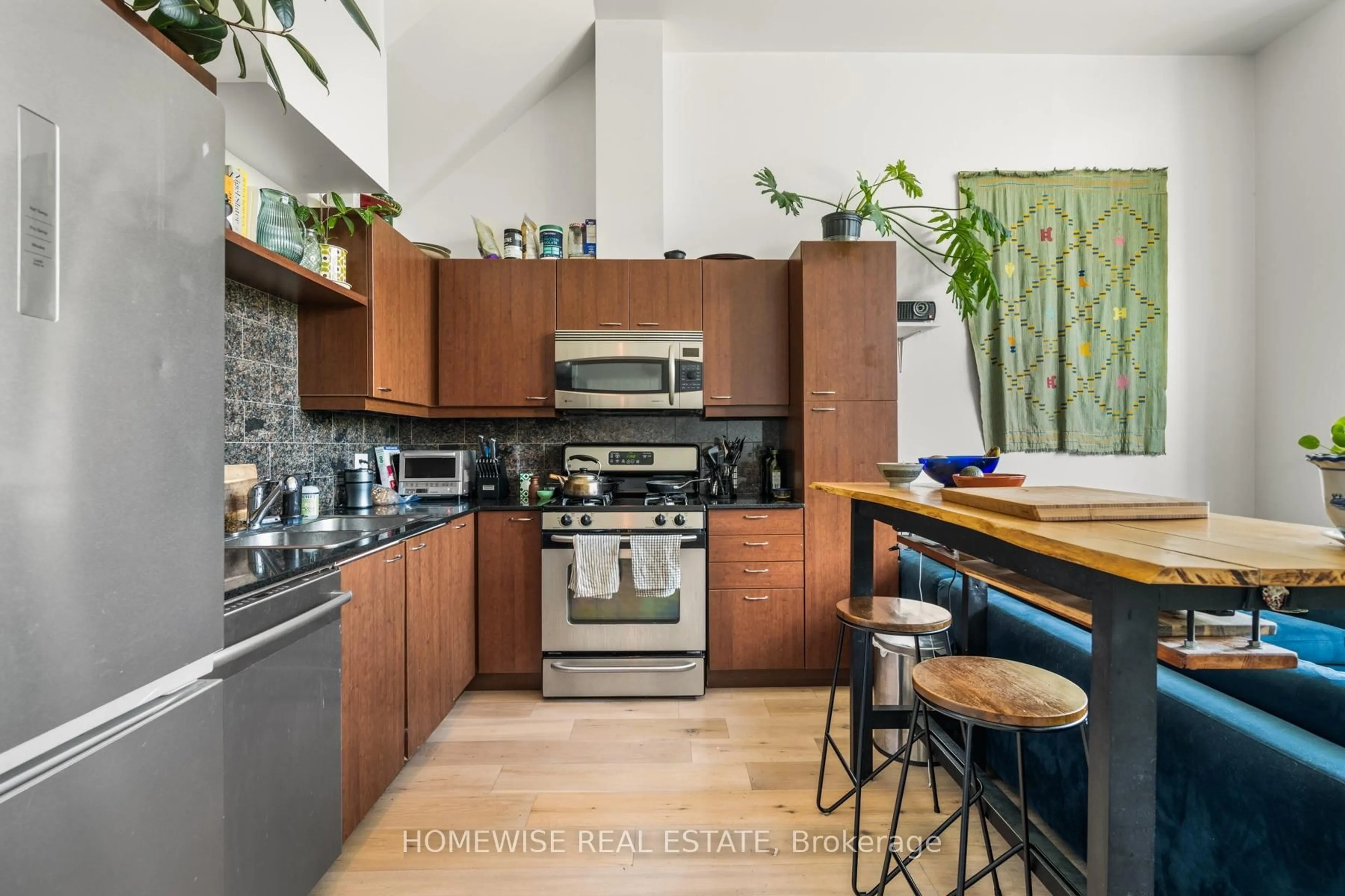 Open concept kitchen, ceramic/tile floor for 437 Roncesvalles Ave #410, Toronto Ontario M6R 3B9