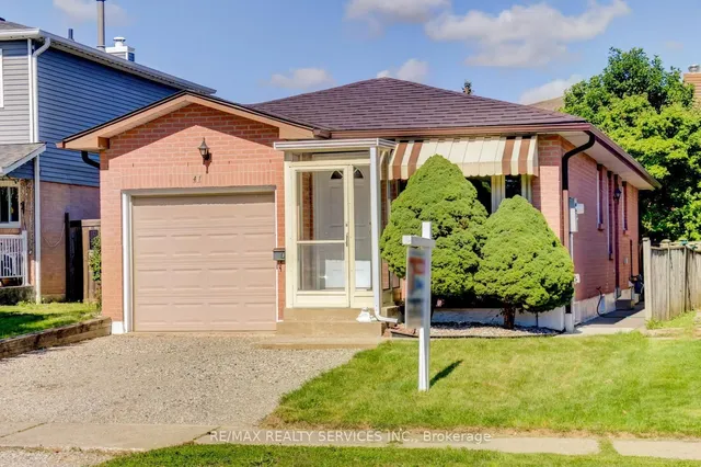 41 Greenleaf Cres, Brampton 2