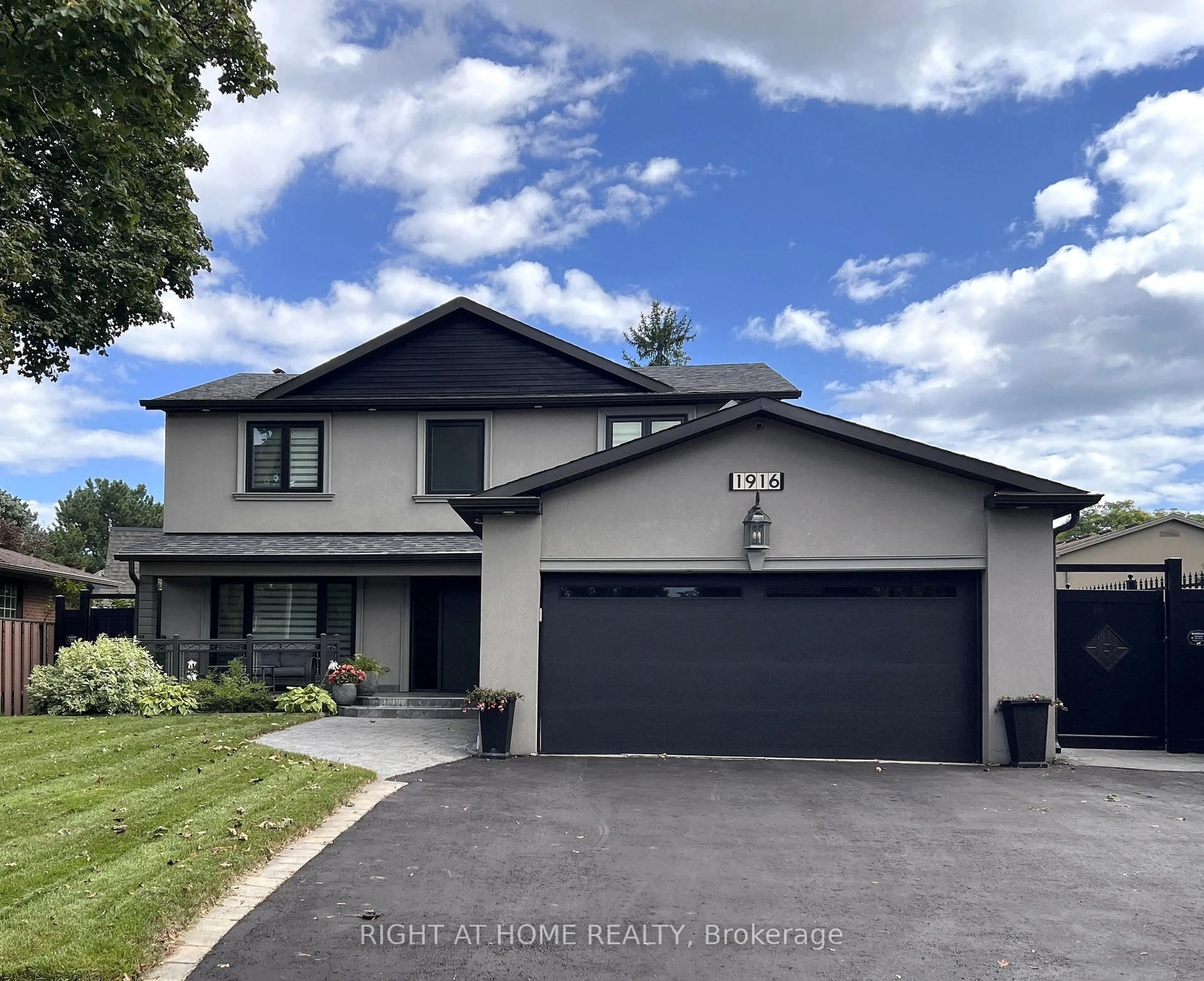 Home with vinyl exterior material, street for 1916 Pagehurst Crt, Mississauga Ontario L4X 1Y7
