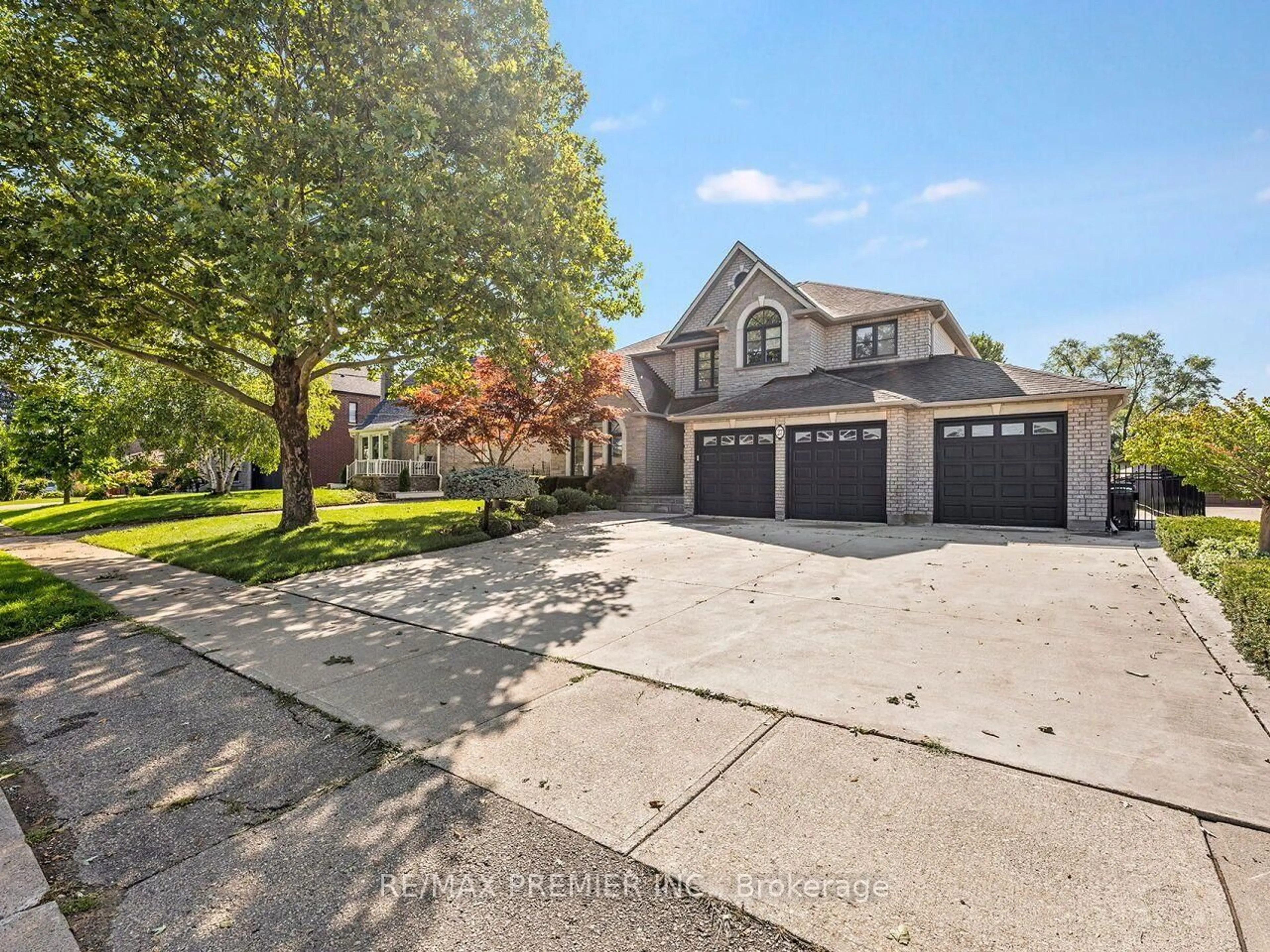 A pic from outside/outdoor area/front of a property/back of a property/a pic from drone, street for 27 Gaydon Ave, Toronto Ontario M9M 1G6
