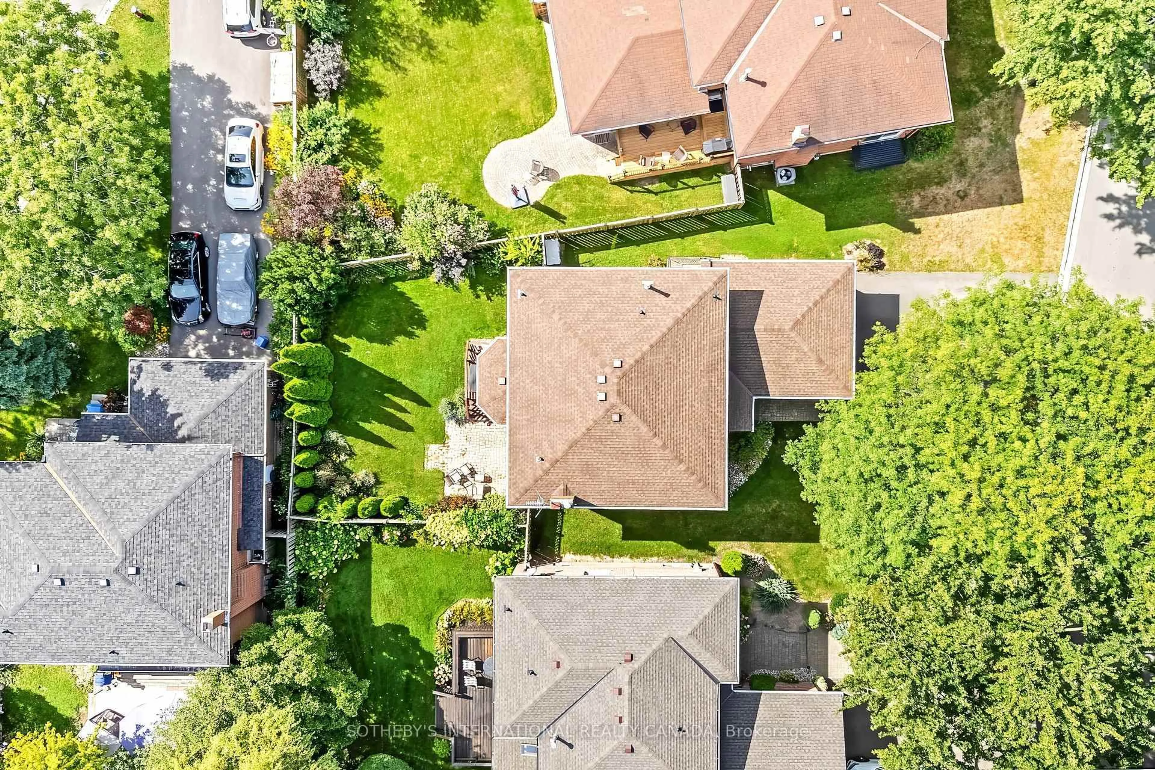 A pic from outside/outdoor area/front of a property/back of a property/a pic from drone, street for 420 The Thicket, Mississauga Ontario L5G 4P6