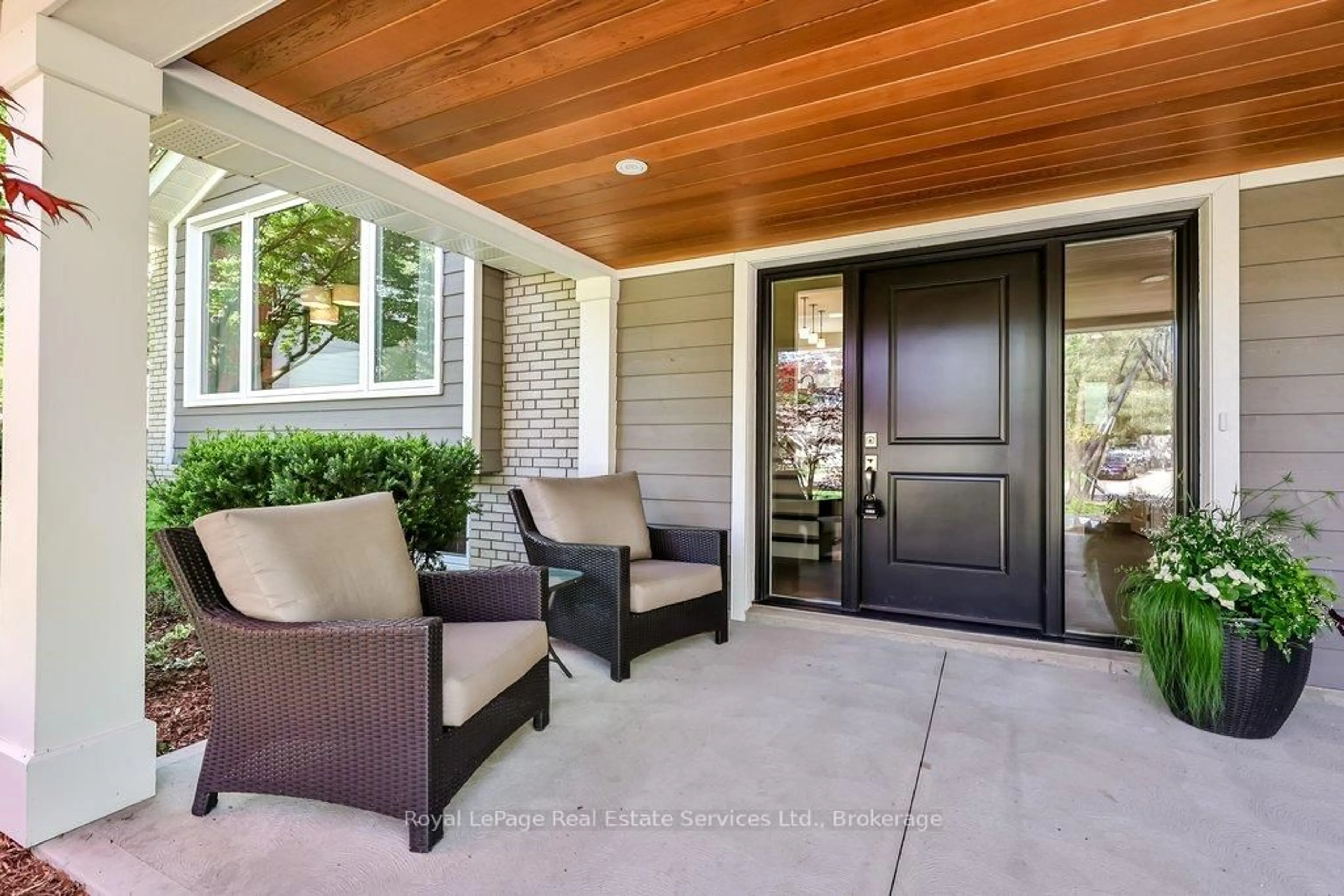 Indoor entryway for 1528 Warland Rd, Oakville Ontario L6L 1N5