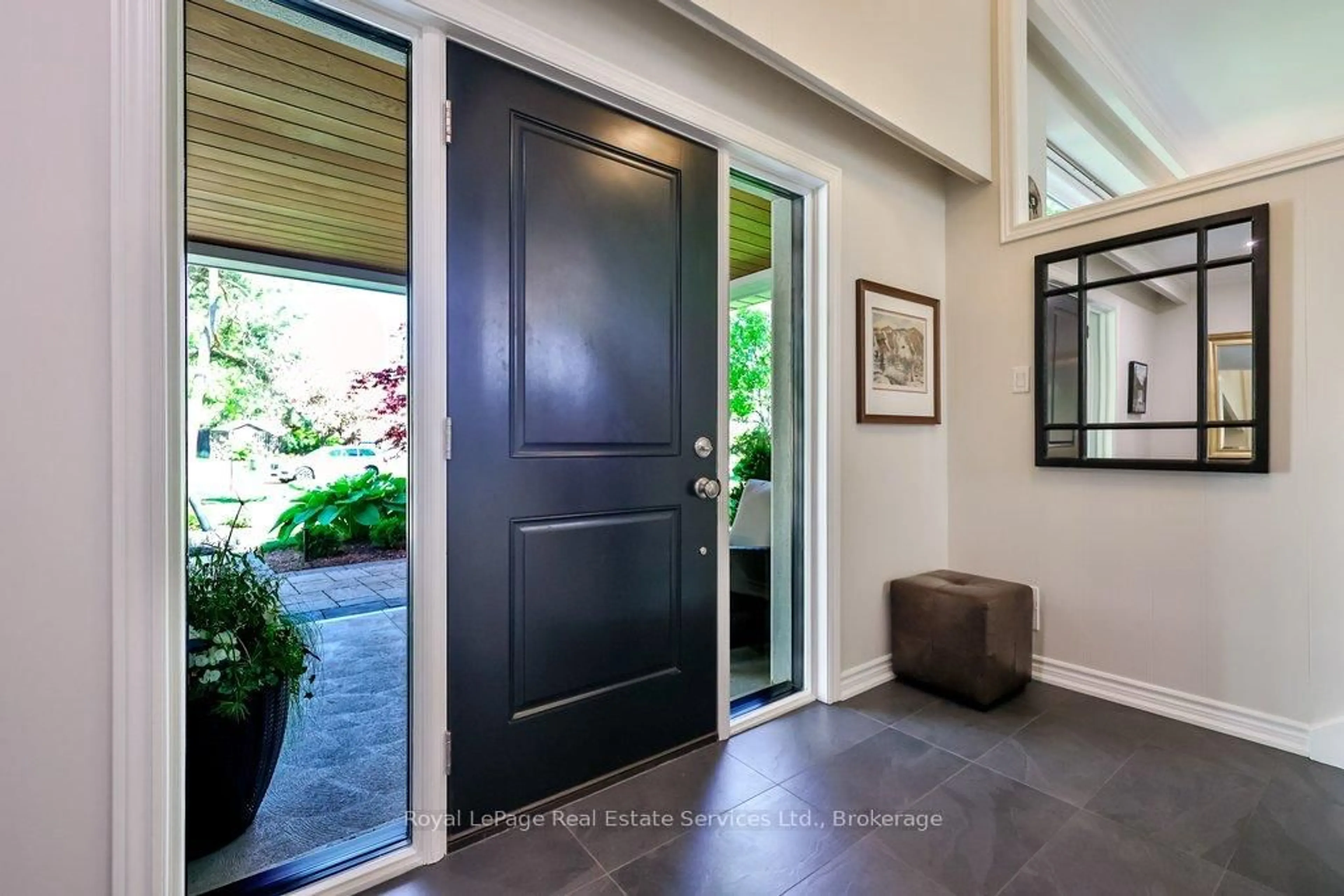 Indoor entryway for 1528 Warland Rd, Oakville Ontario L6L 1N5