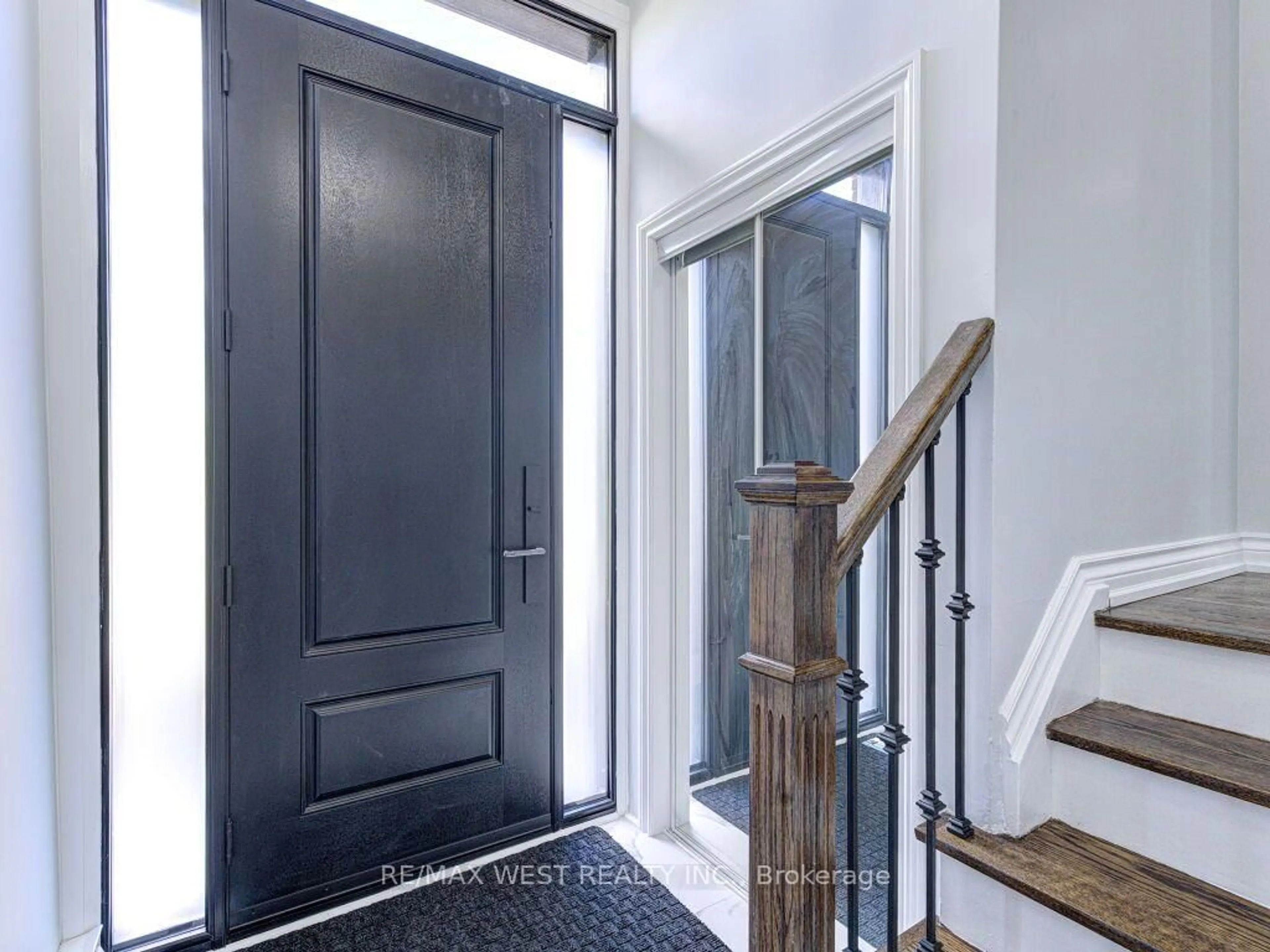 Indoor entryway for 17 Cabana Dr, Toronto Ontario M9L 1L1