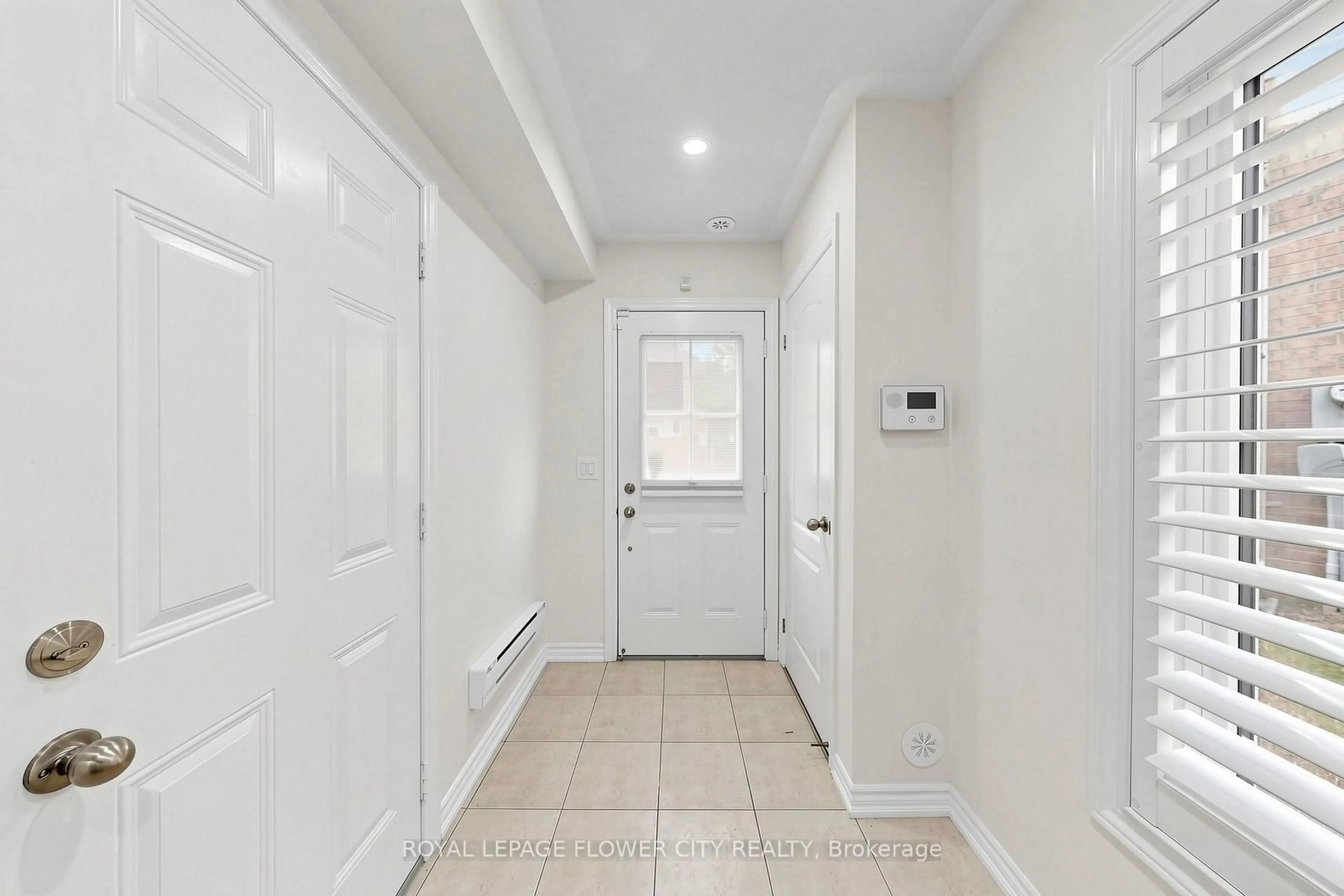 Indoor entryway for 46 Soccavo Cres #154, Brampton Ontario L6Y 0W3