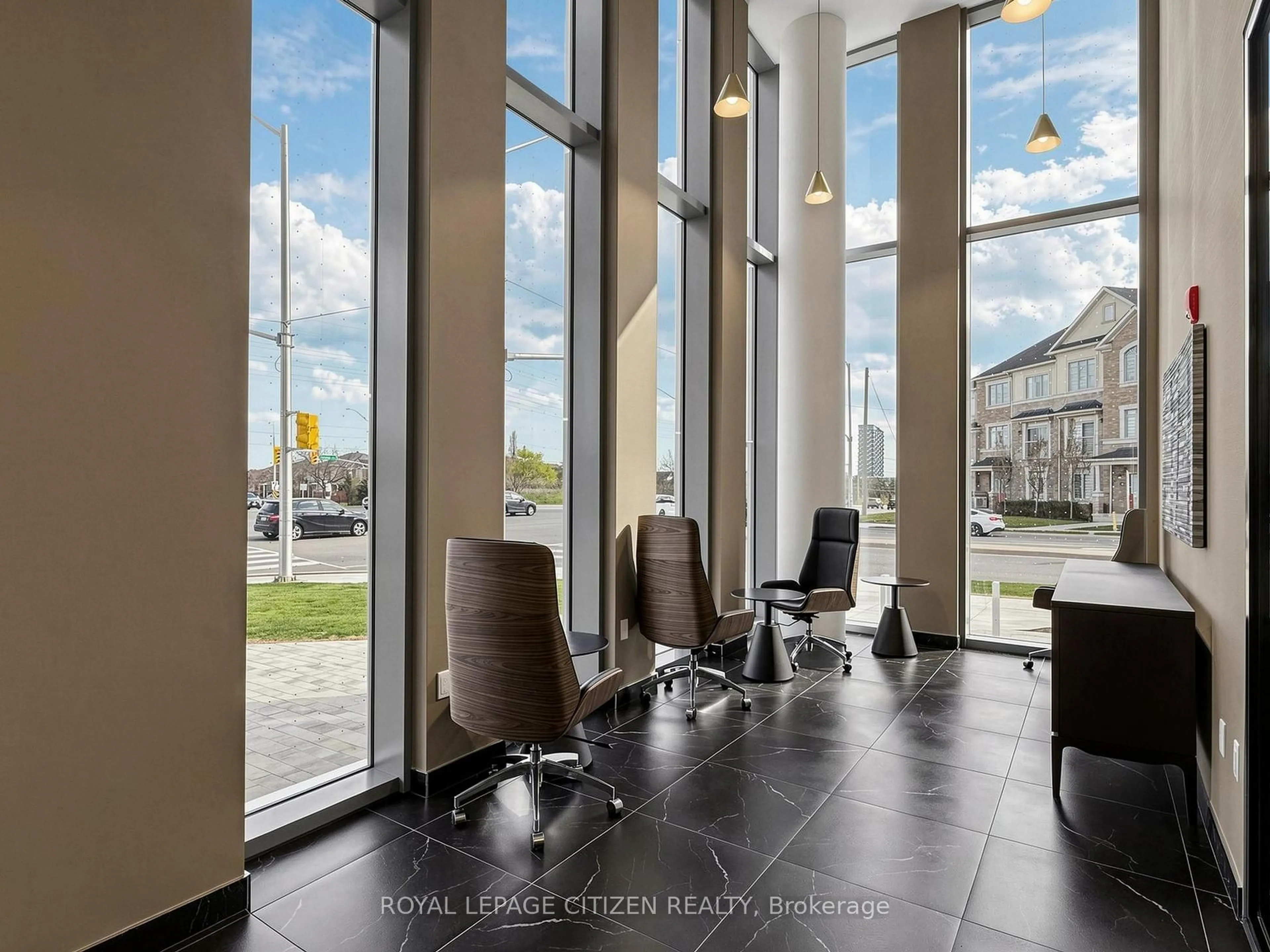 Indoor foyer for 1005 Dundas St #814, Oakville Ontario L6H 8C7