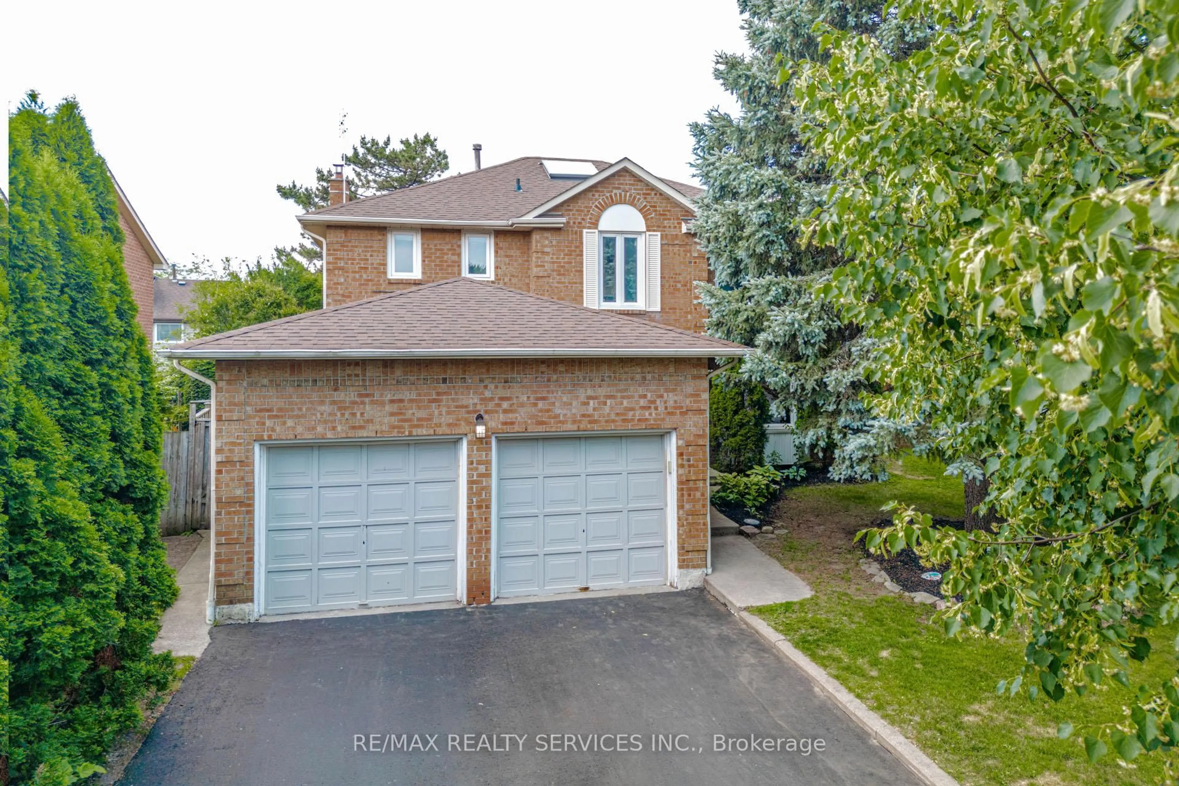 A pic from outside/outdoor area/front of a property/back of a property/a pic from drone, street for 50 Barr Cres, Brampton Ontario L6Z 3E4