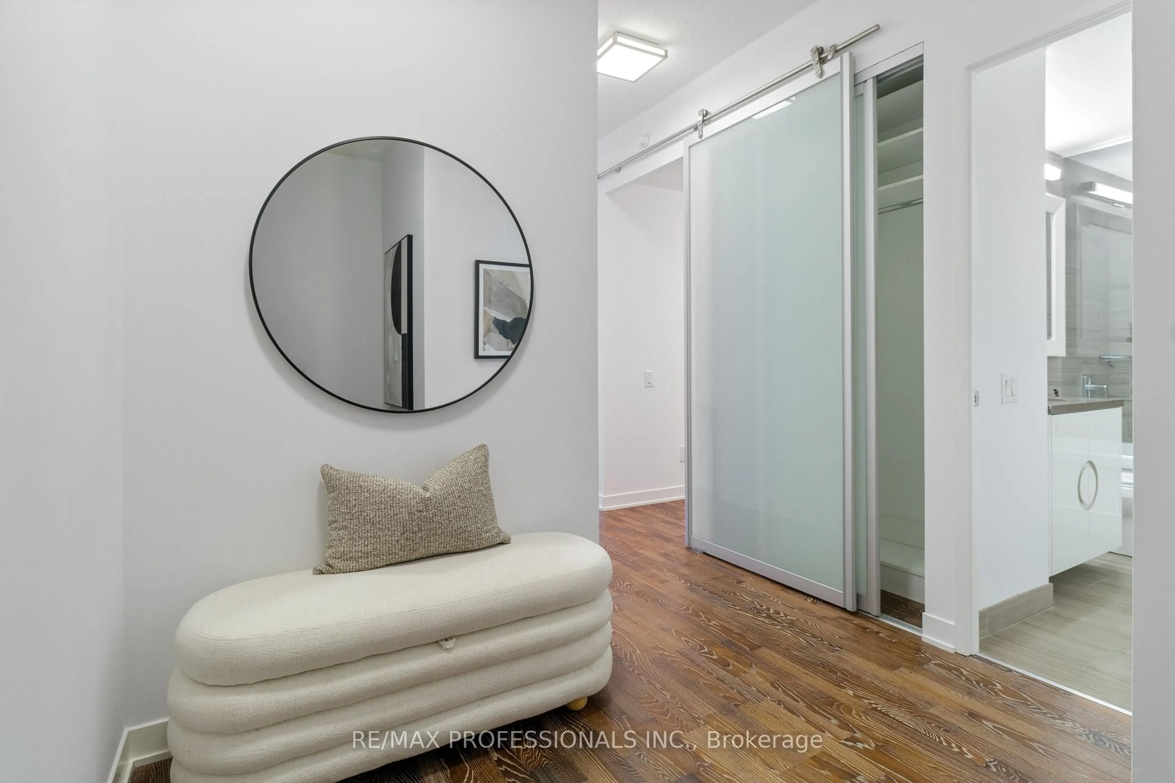 Indoor entryway for 88 Park Lawn Rd #1605, Toronto Ontario M8Y 0B5
