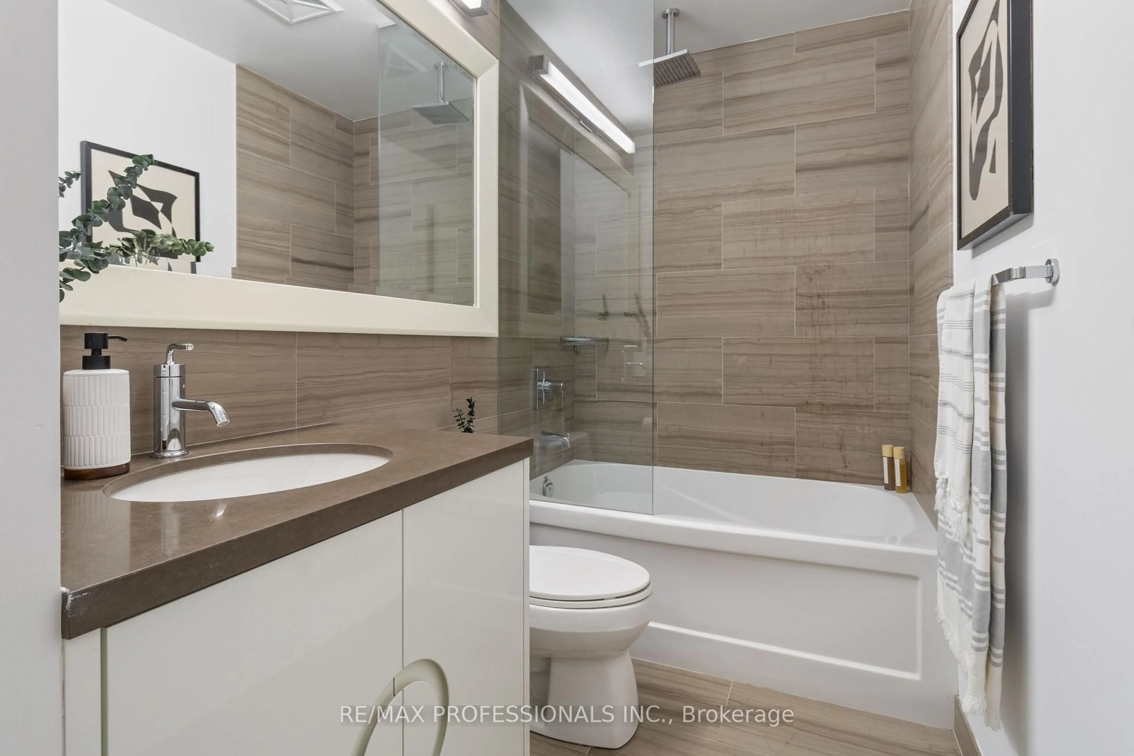 Standard bathroom, ceramic/tile floor for 88 Park Lawn Rd #1605, Toronto Ontario M8Y 0B5