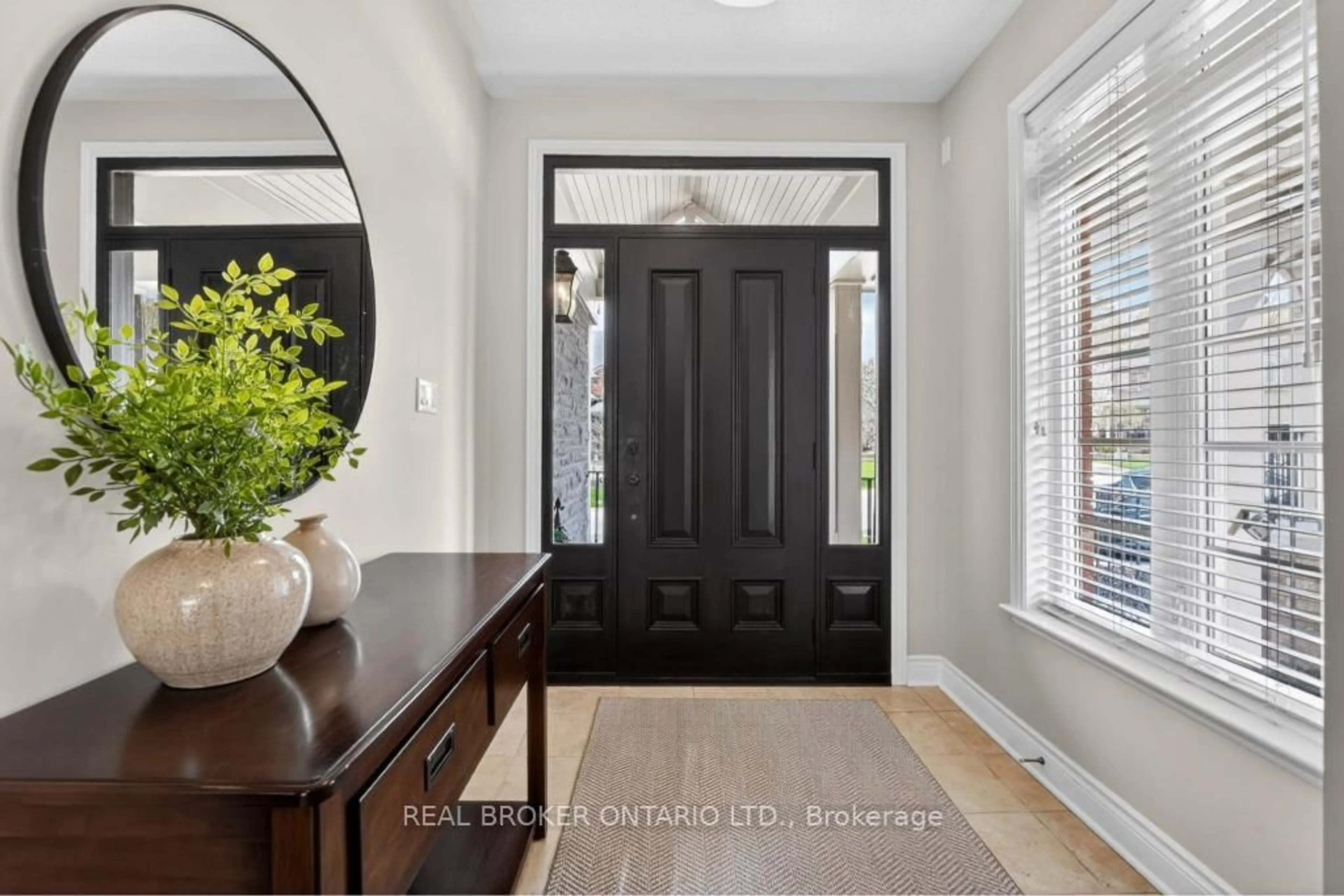Indoor entryway for 12 Lookout Crt, Halton Hills Ontario L7G 6P1