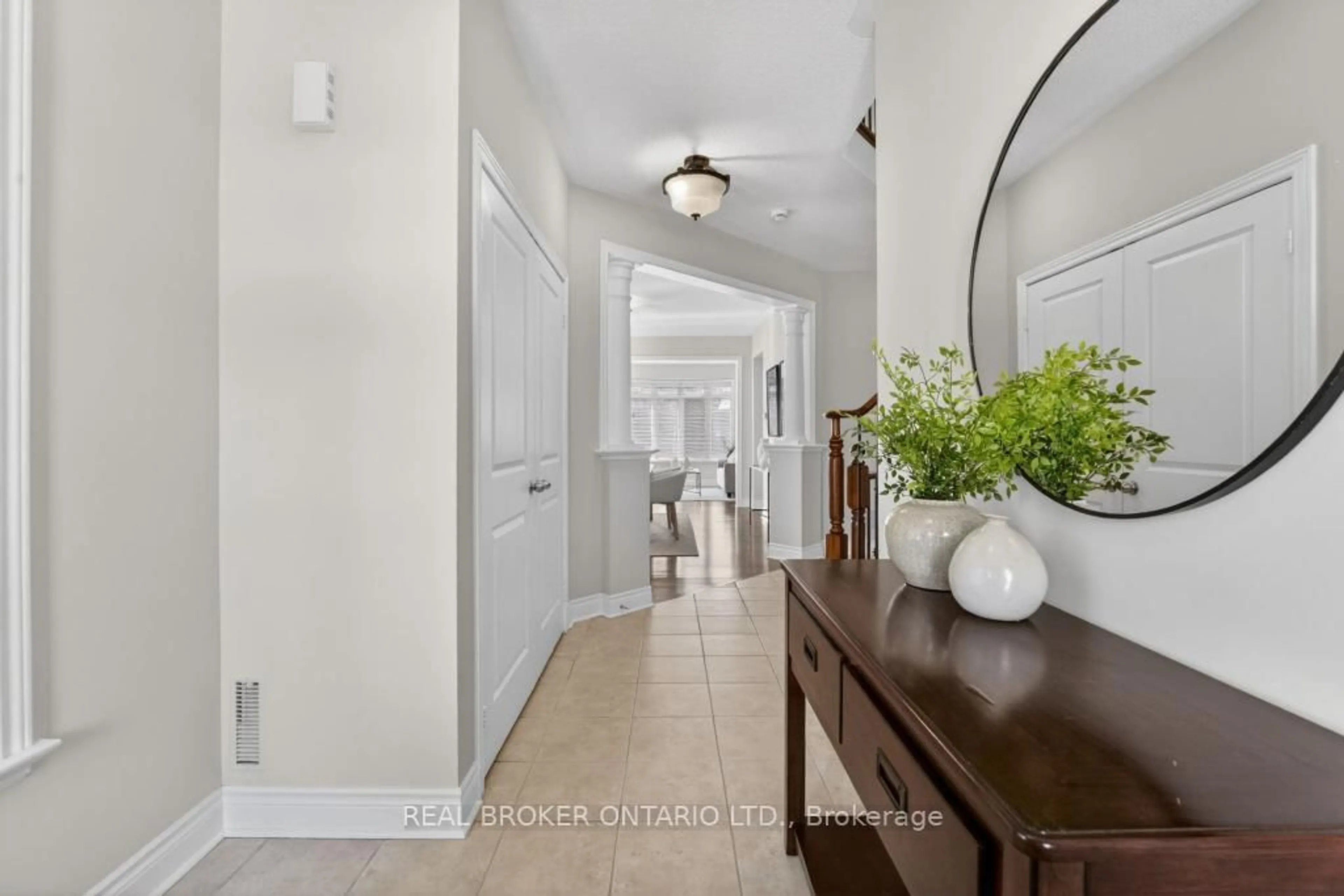 Indoor entryway for 12 Lookout Crt, Halton Hills Ontario L7G 6P1