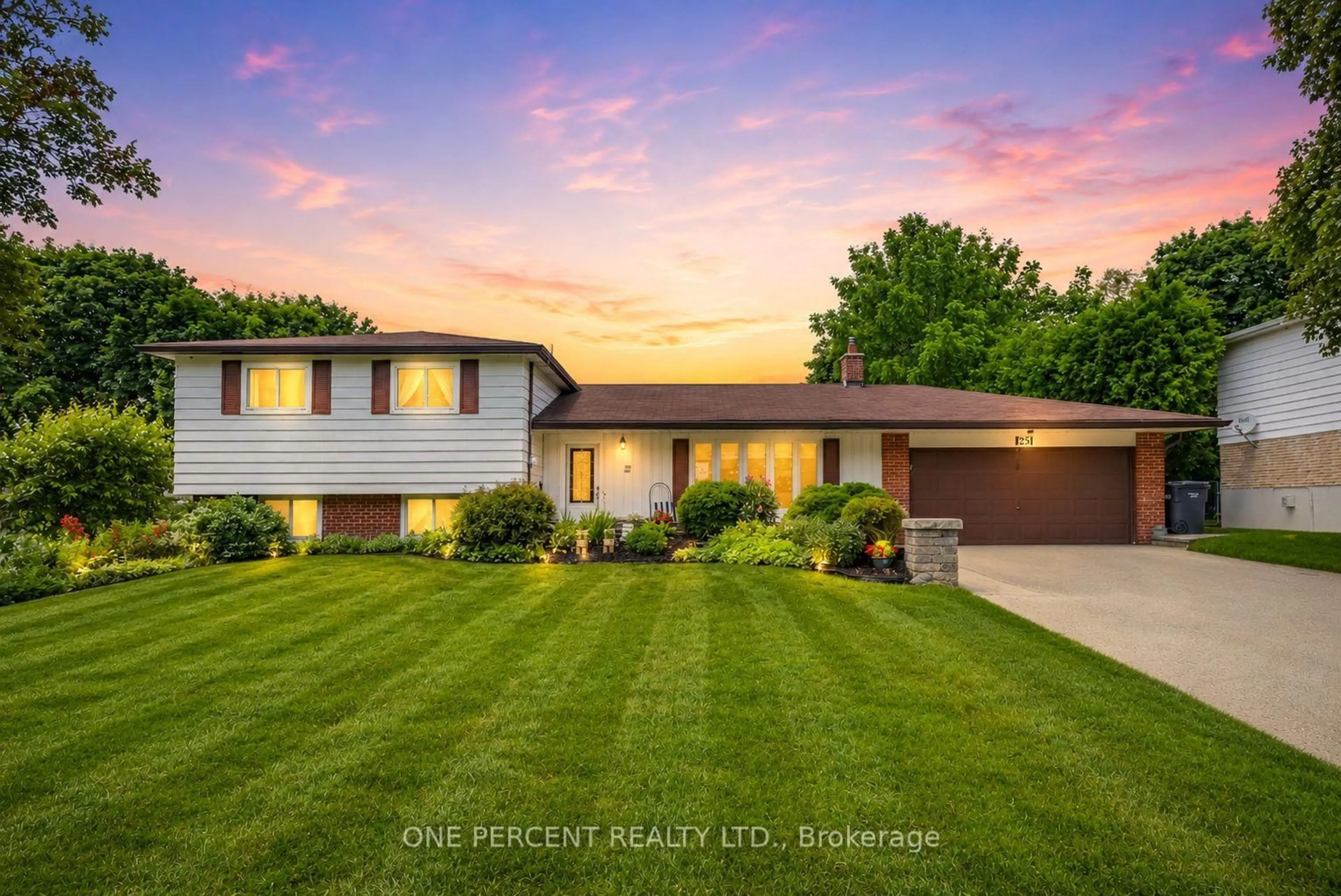 Home with vinyl exterior material, street for 25 Hilltop Dr, Caledon Ontario L7C 1H6