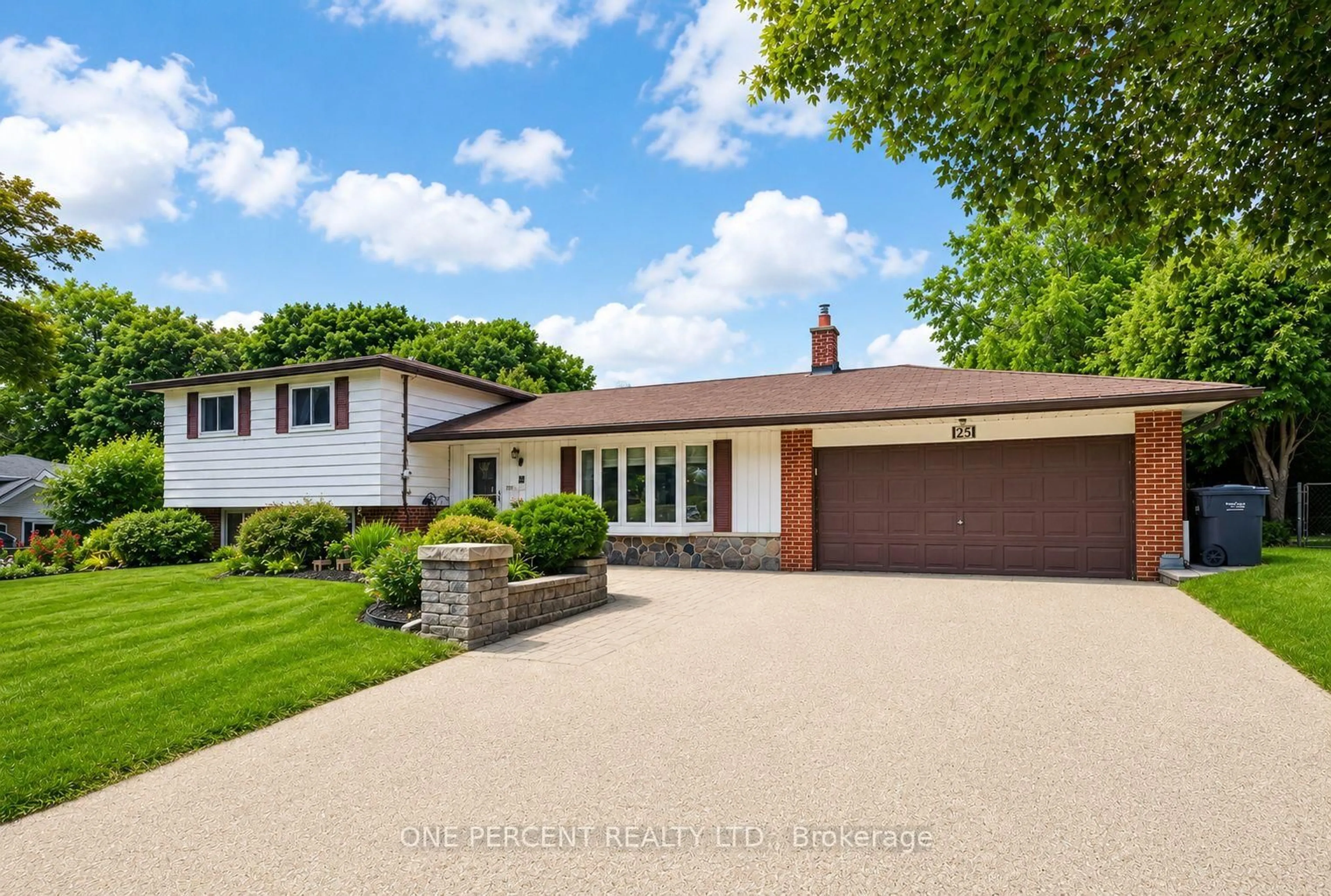 A pic from outside/outdoor area/front of a property/back of a property/a pic from drone, street for 25 Hilltop Dr, Caledon Ontario L7C 1H6