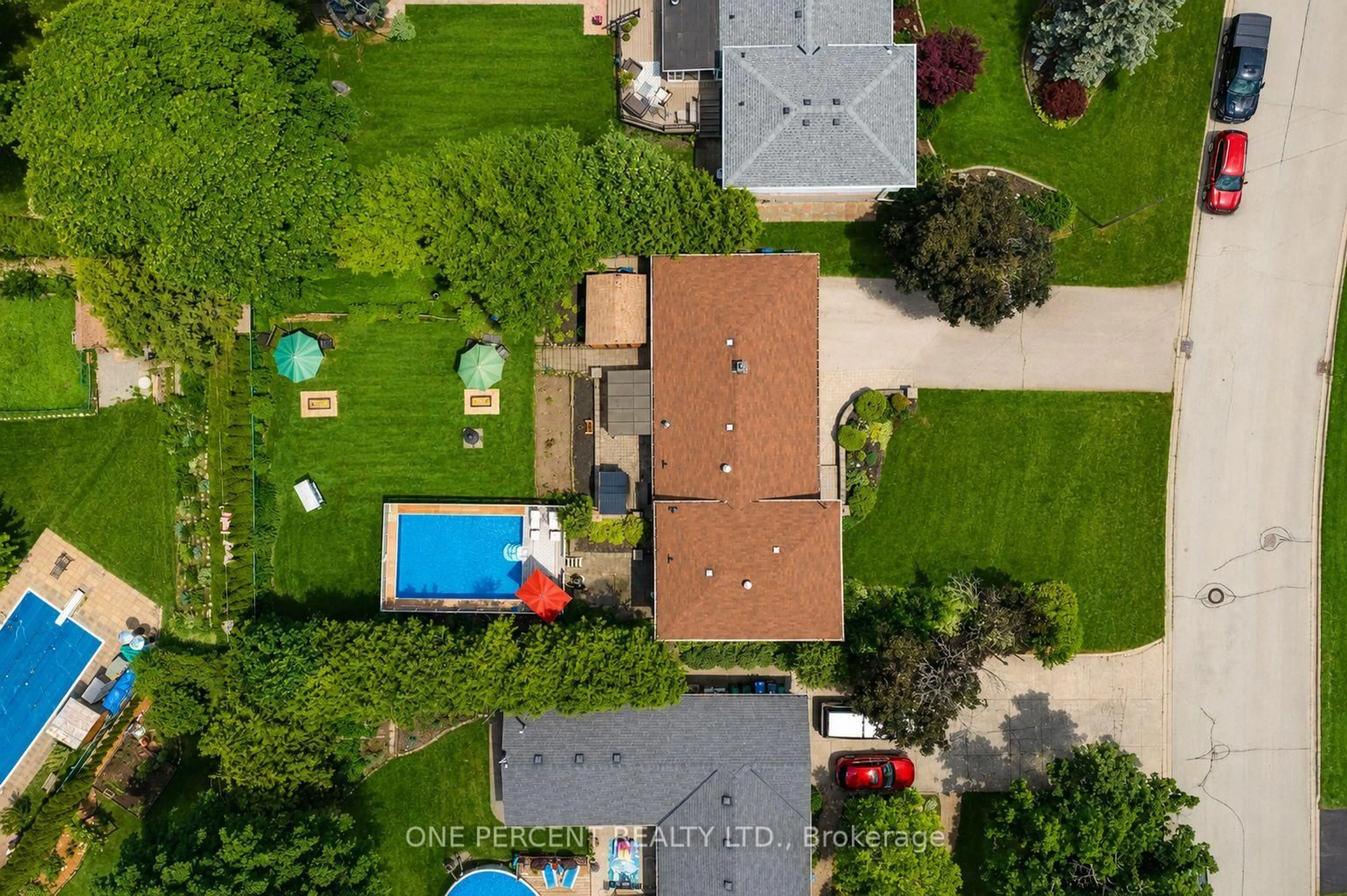 A pic from outside/outdoor area/front of a property/back of a property/a pic from drone, street for 25 Hilltop Dr, Caledon Ontario L7C 1H6