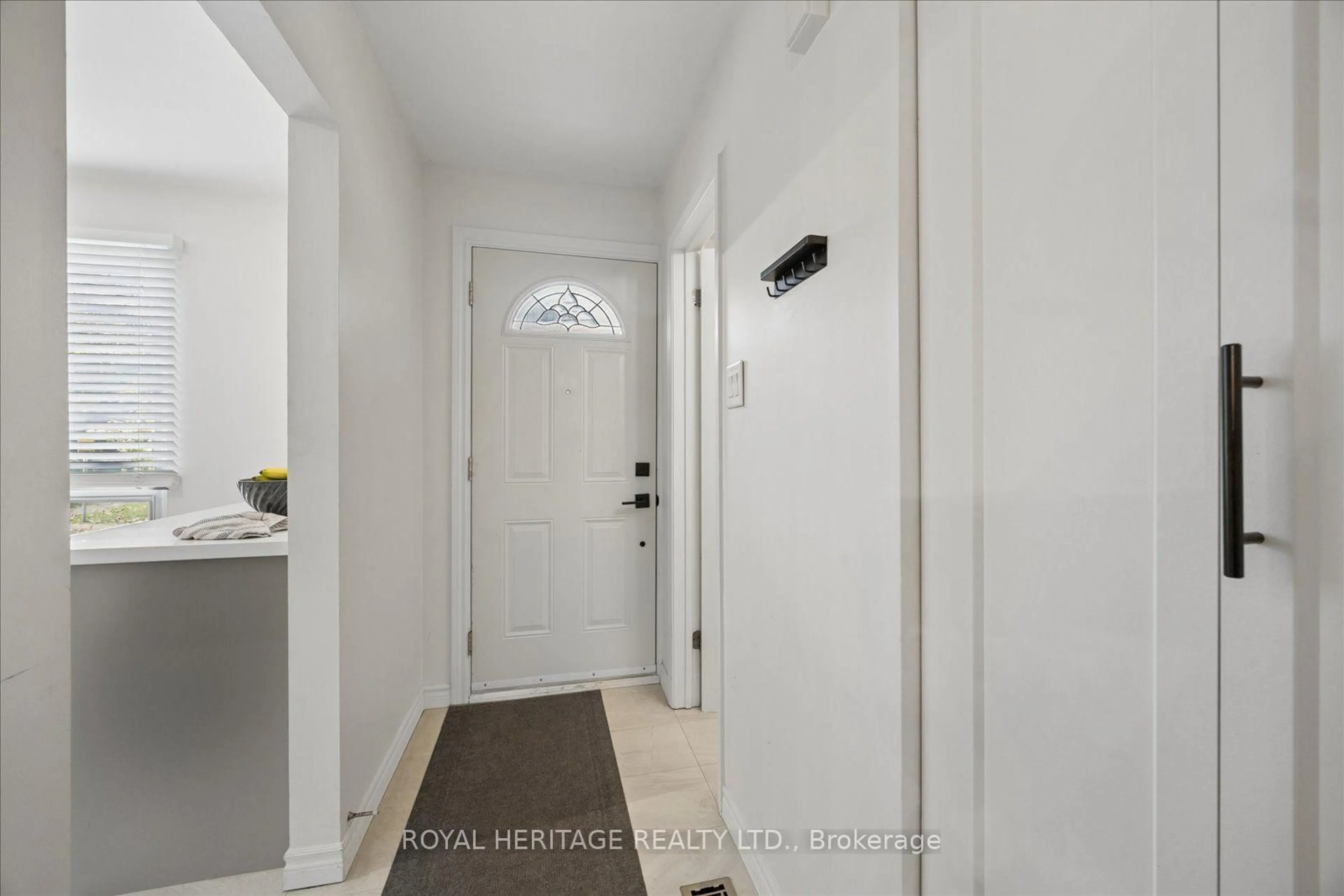 Indoor entryway for 701 Burnhamthorpe Rd #105, Toronto Ontario M9C 2Z6