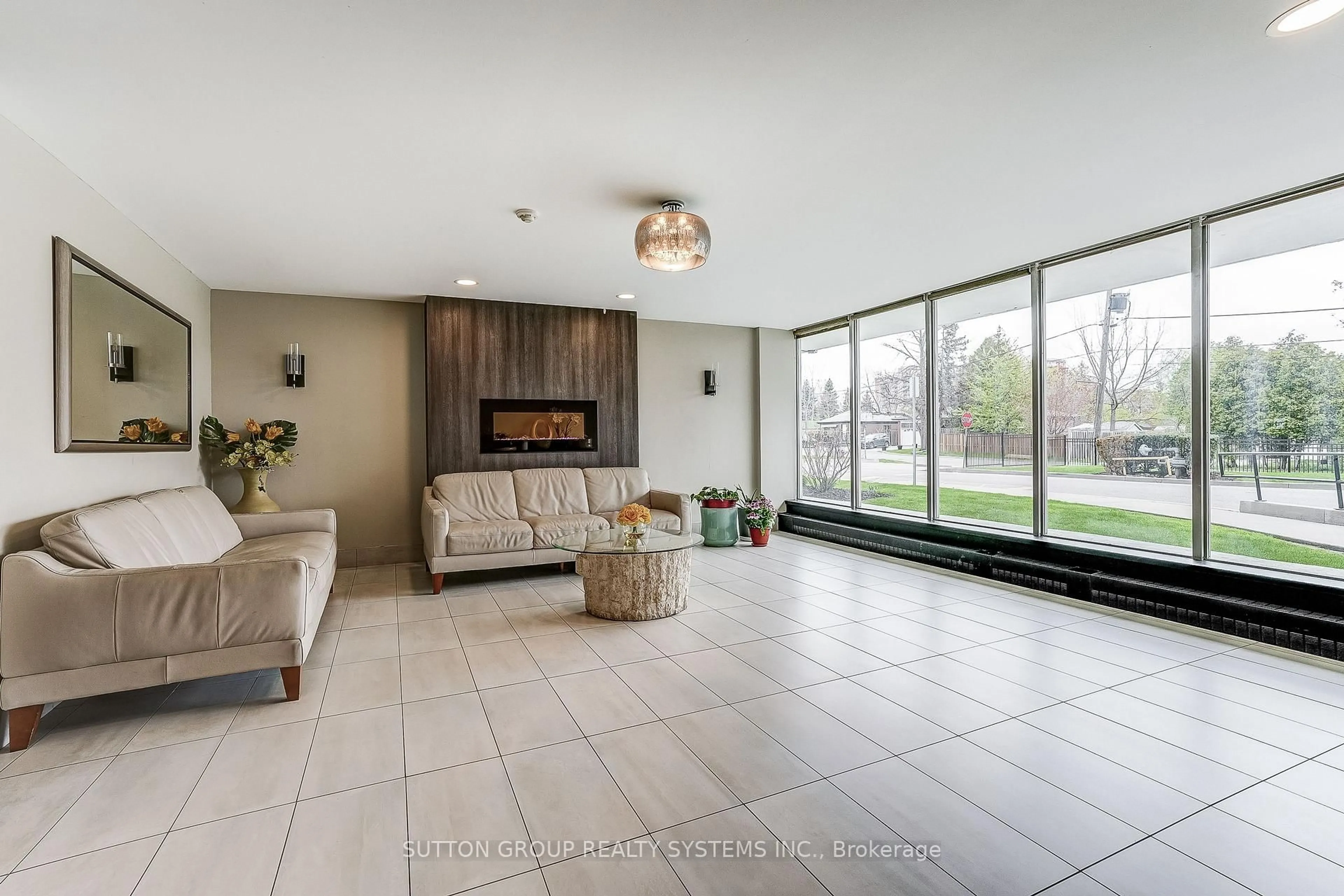 Indoor foyer for 1100 Caven St #1211, Mississauga Ontario L5G 4N3