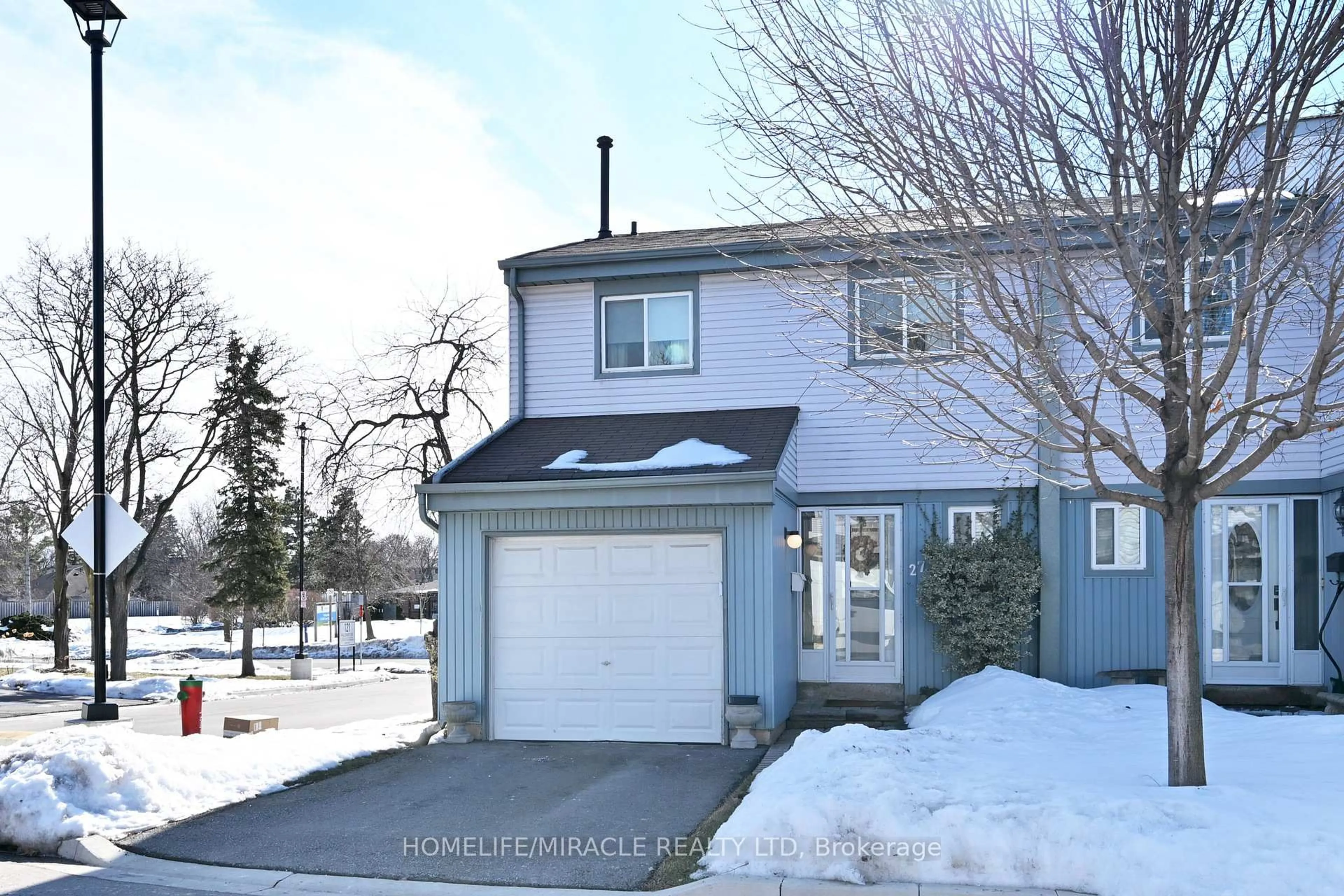 A pic from outside/outdoor area/front of a property/back of a property/a pic from drone, street for 121 Falconer Dr #27, Mississauga Ontario L5N 2K8