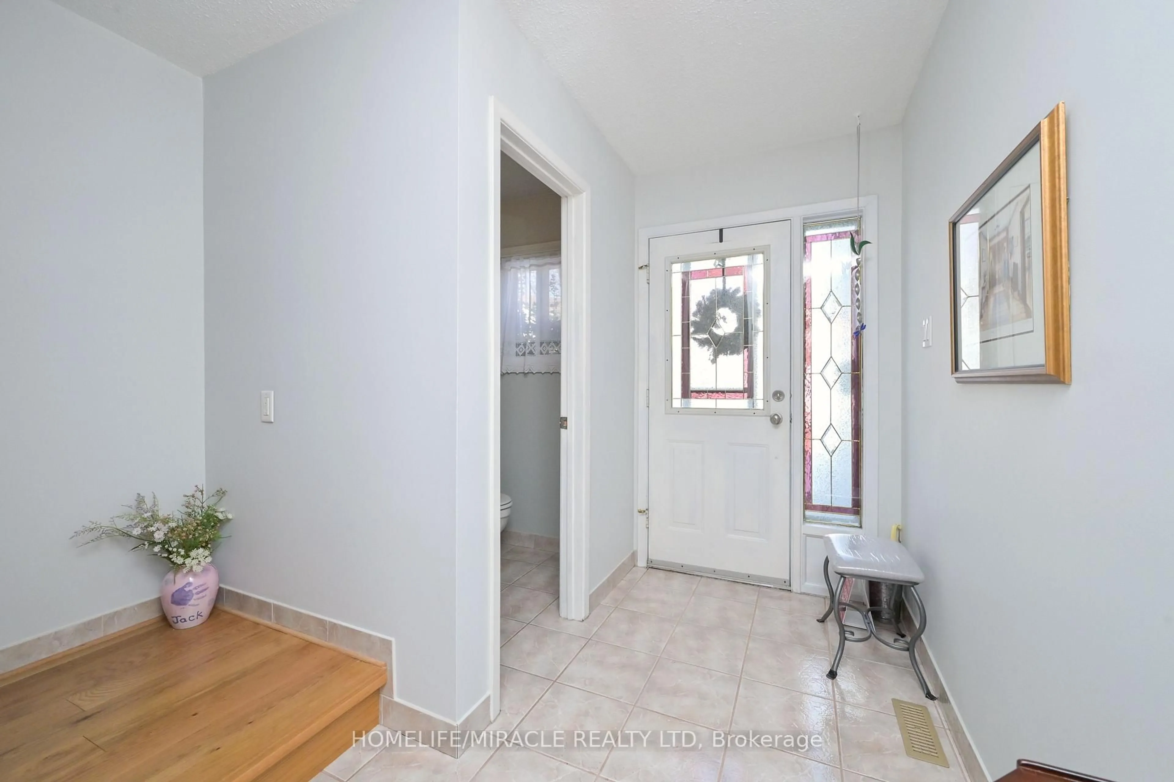 Indoor entryway for 121 Falconer Dr #27, Mississauga Ontario L5N 2K8