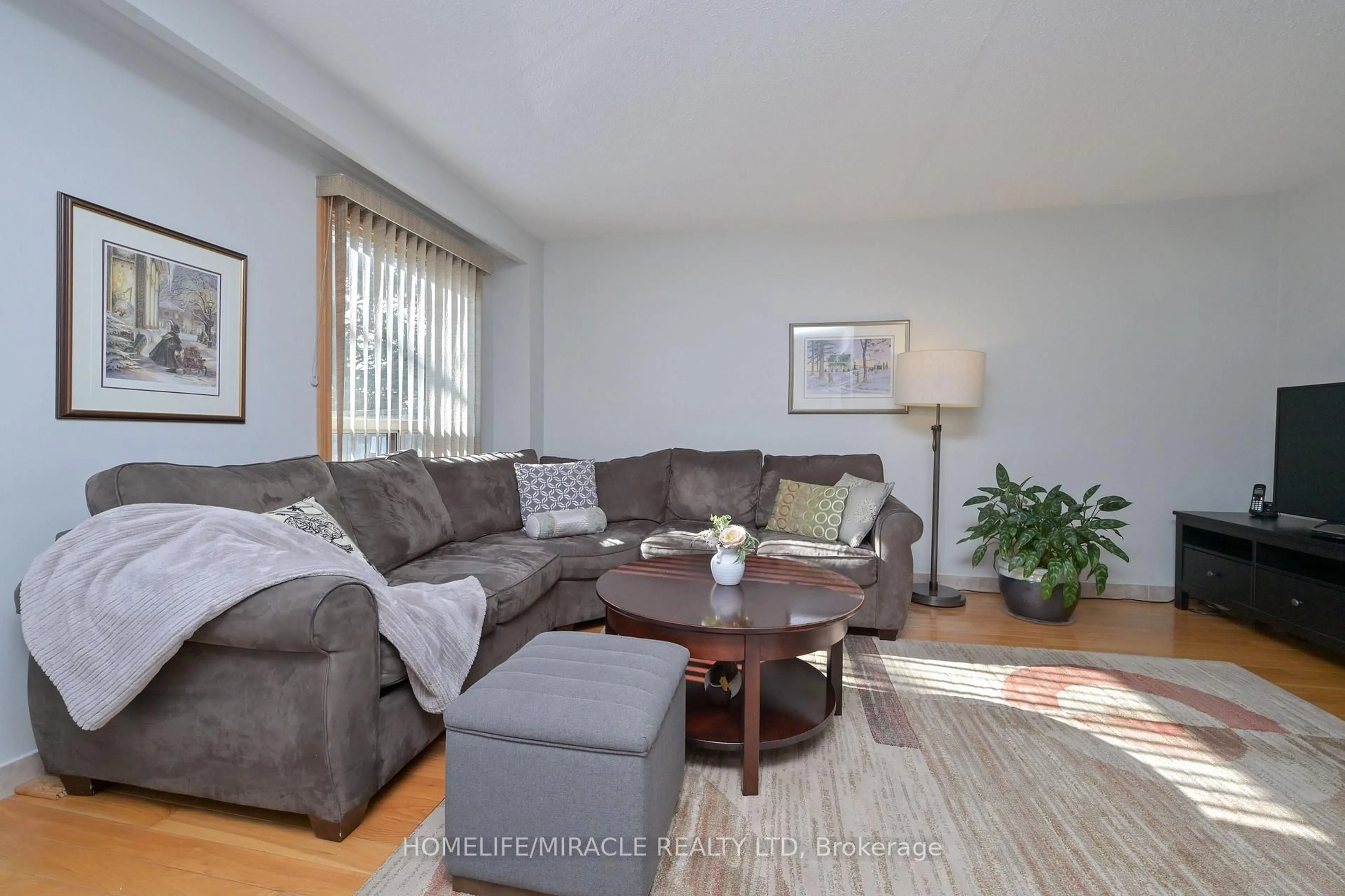 Living room with furniture, wood/laminate floor for 121 Falconer Dr #27, Mississauga Ontario L5N 2K8