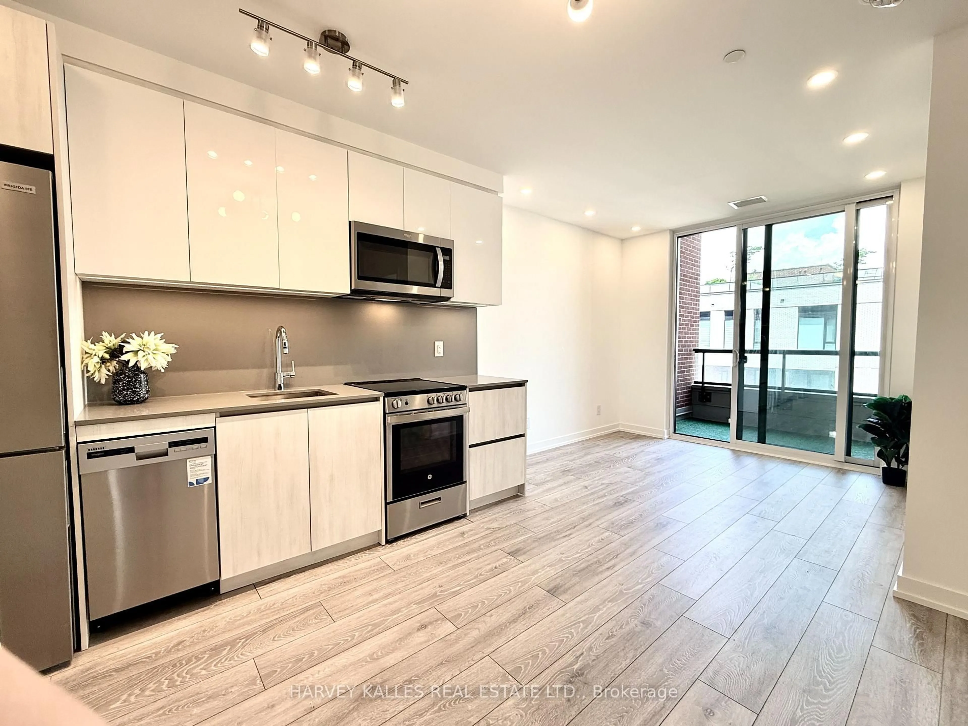Open concept kitchen, wood/laminate floor for 3100 Keele St #635, Toronto Ontario M3M 0E1