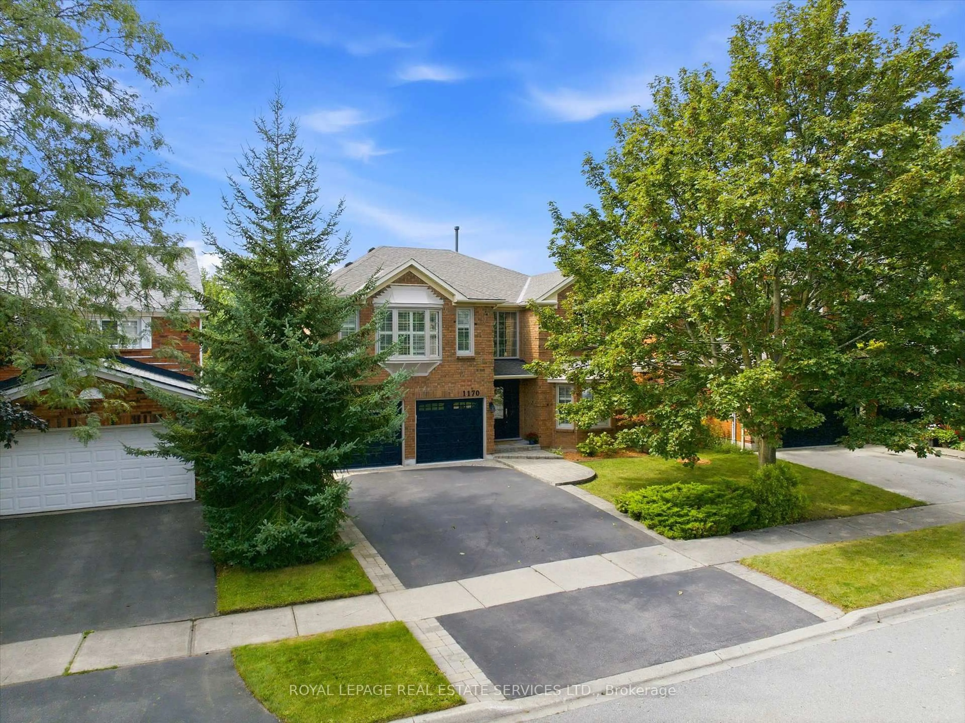 A pic from outside/outdoor area/front of a property/back of a property/a pic from drone, street for 1170 Giles Gate, Oakville Ontario L6M 2S3