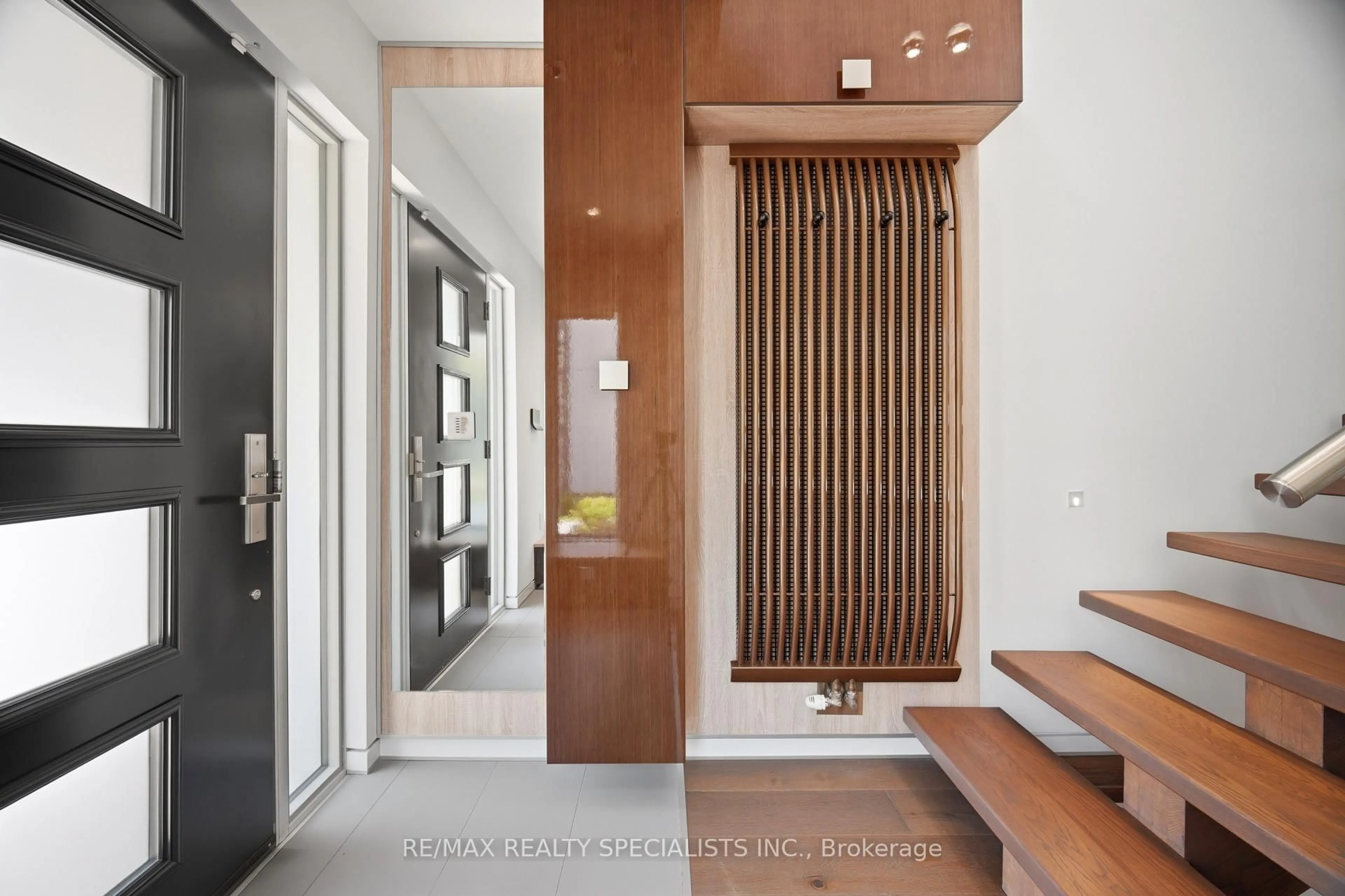Indoor foyer for 870 Hollowtree Cres, Mississauga Ontario L4Y 2V2