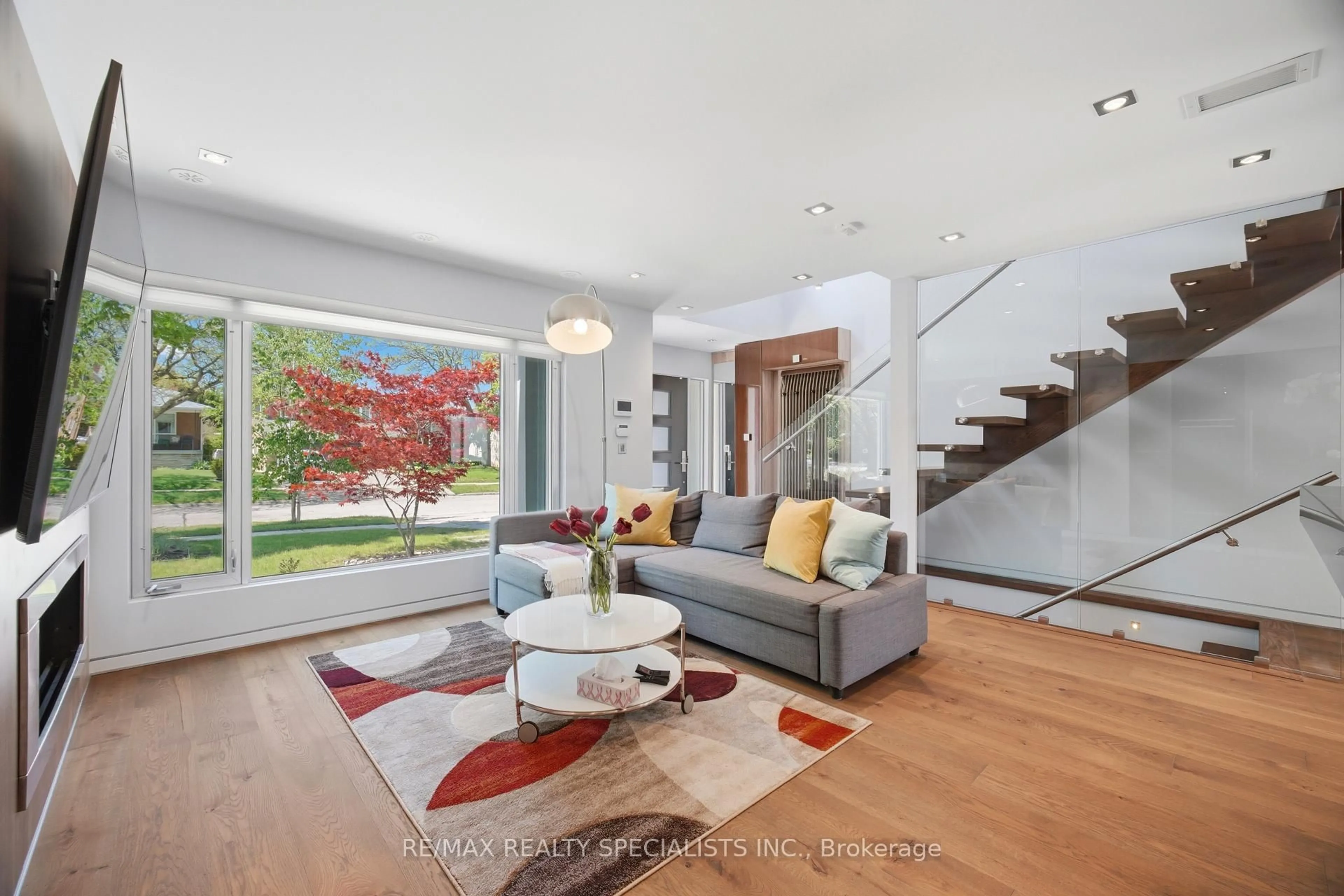 Living room with furniture, unknown for 870 Hollowtree Cres, Mississauga Ontario L4Y 2V2