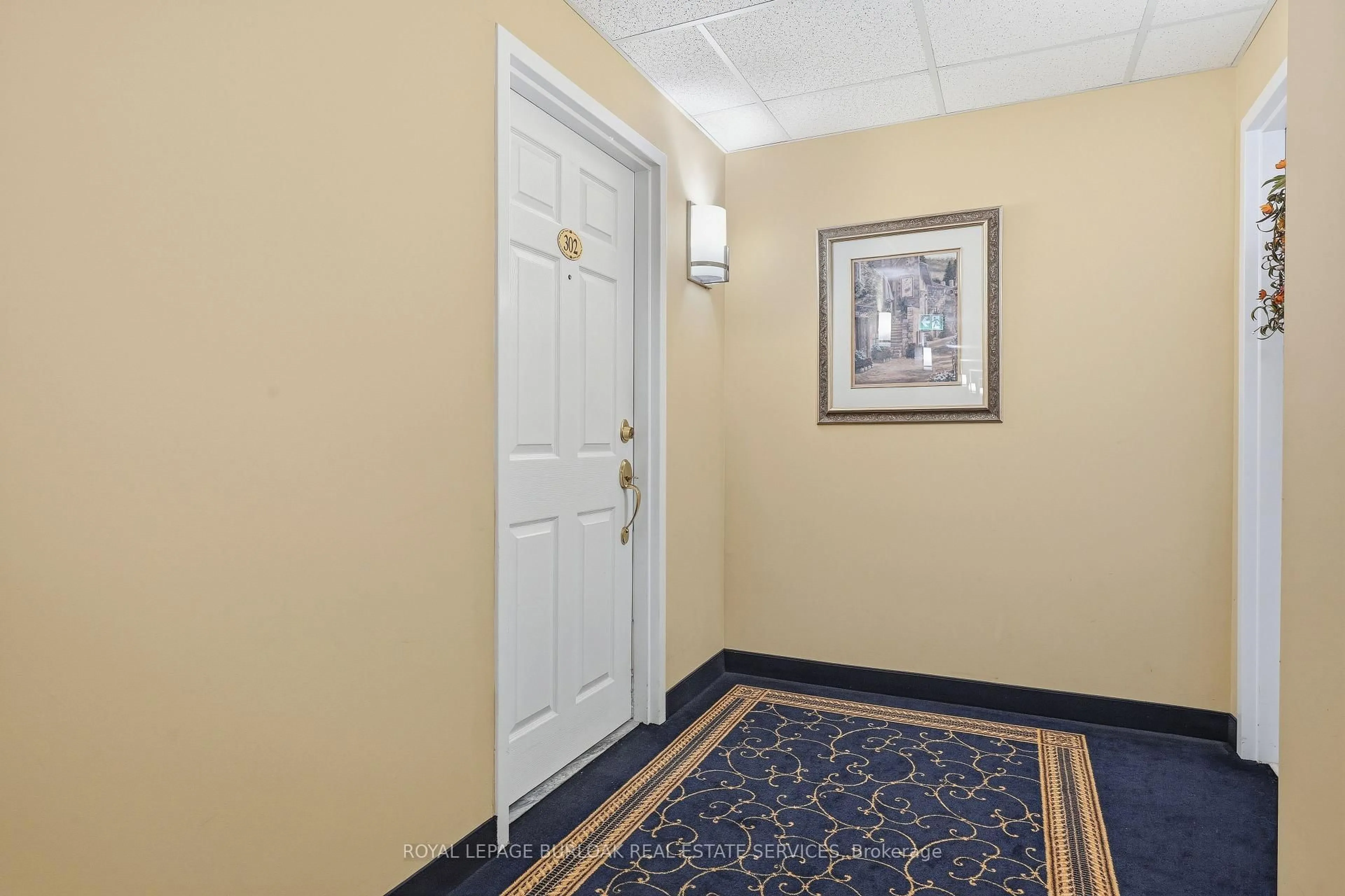 Indoor foyer for 216A Plains Rd #302, Burlington Ontario L7T 4K8