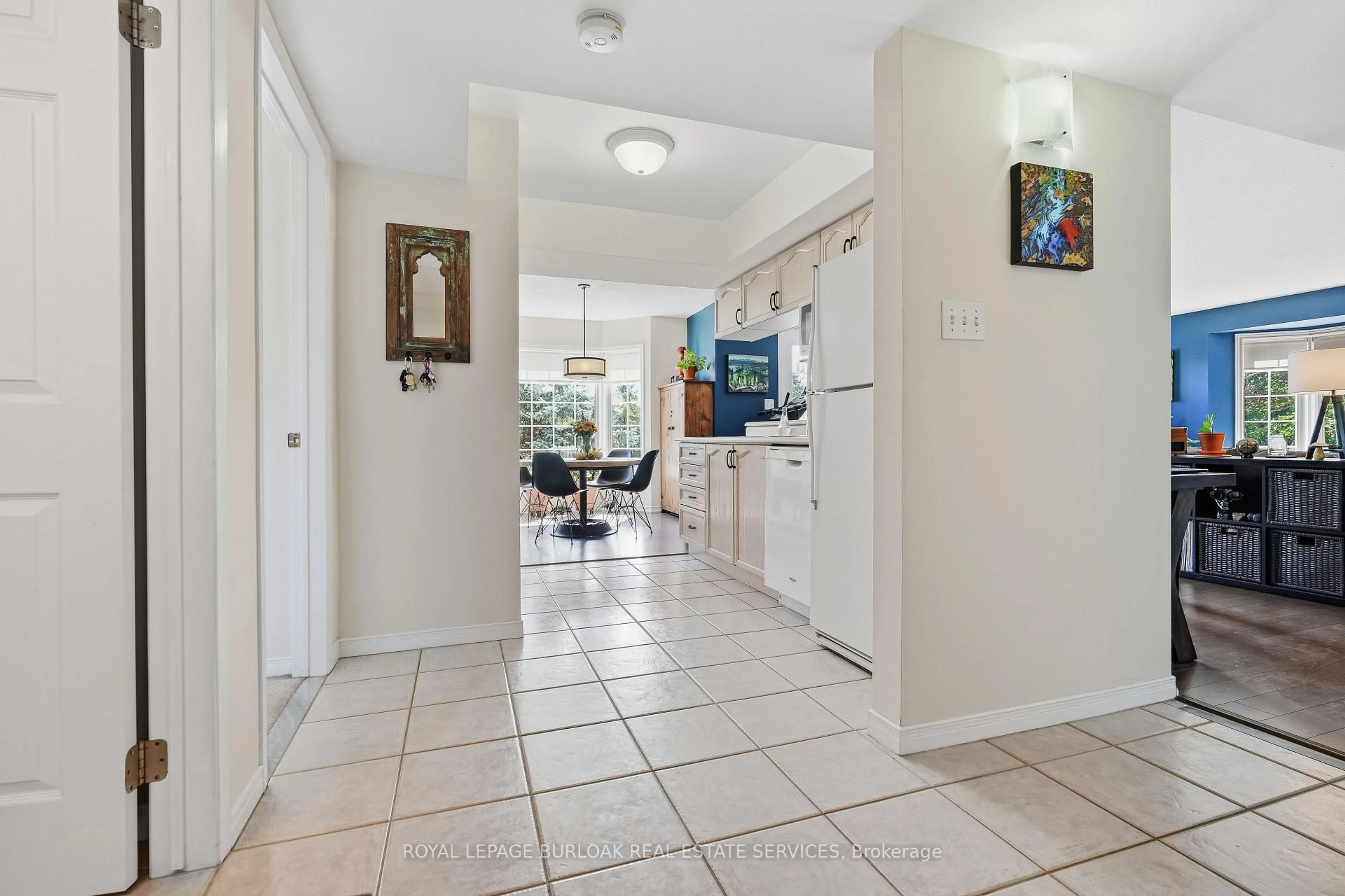 Indoor foyer for 216A Plains Rd #302, Burlington Ontario L7T 4K8