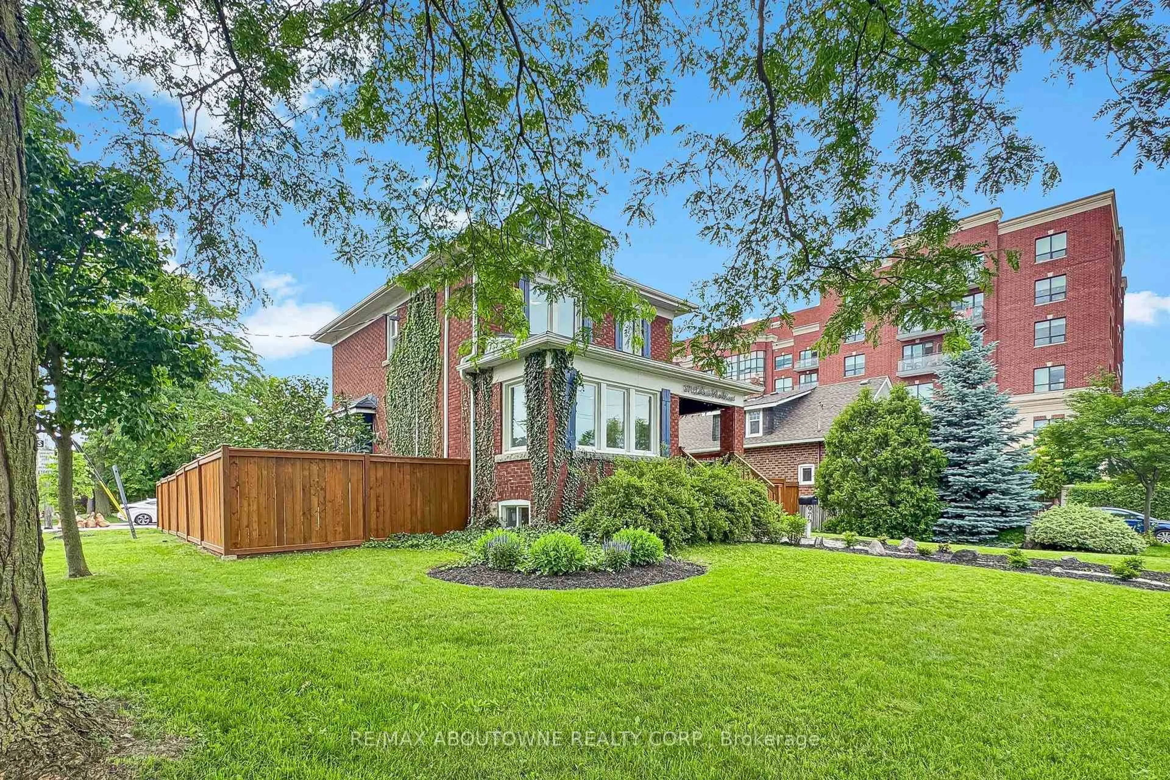Home with brick exterior material, street for 976 Lasalle Park Rd, Burlington Ontario L7T 1N2