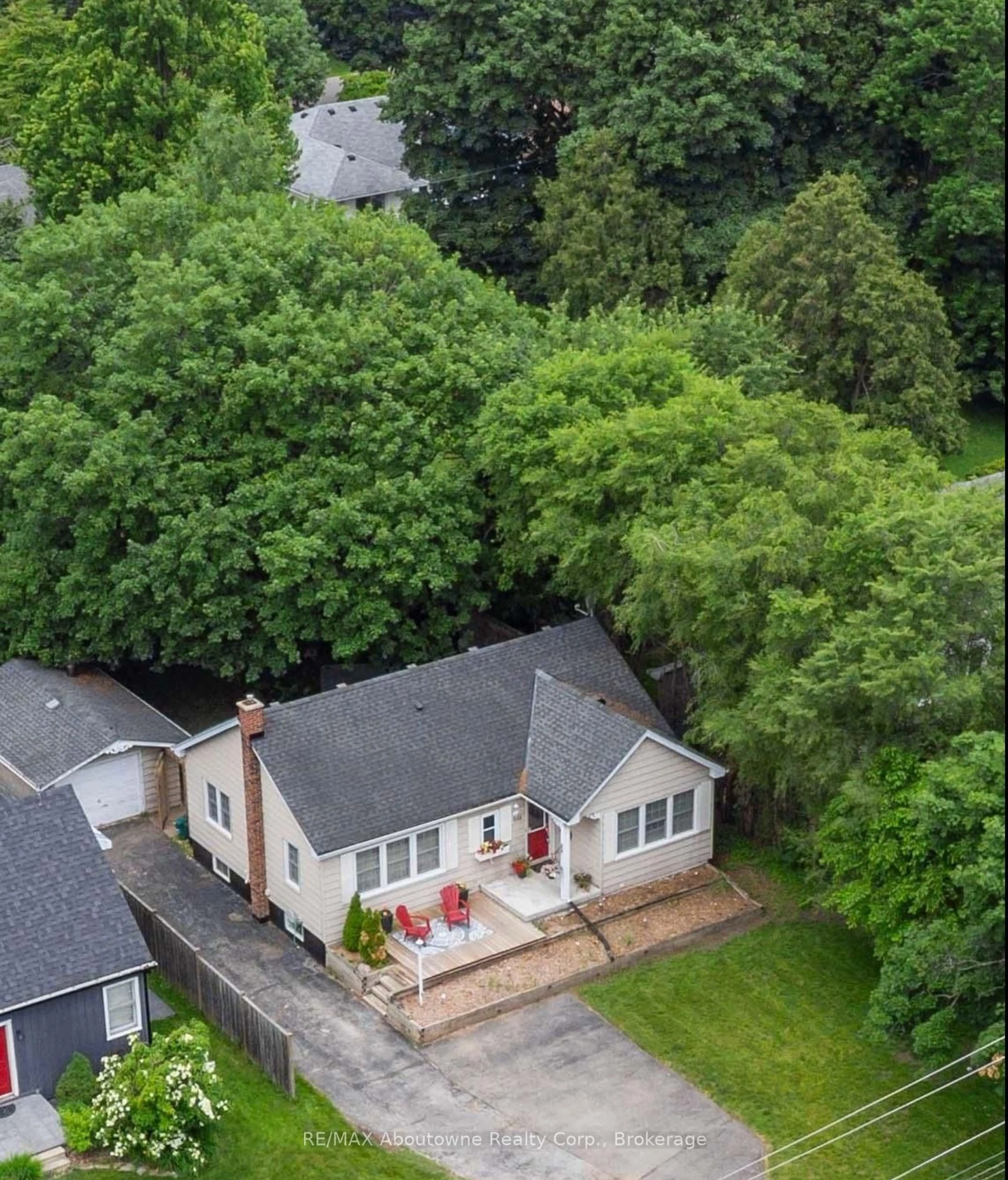 A pic from outside/outdoor area/front of a property/back of a property/a pic from drone, street for 938 King Rd, Burlington Ontario L7T 3L3