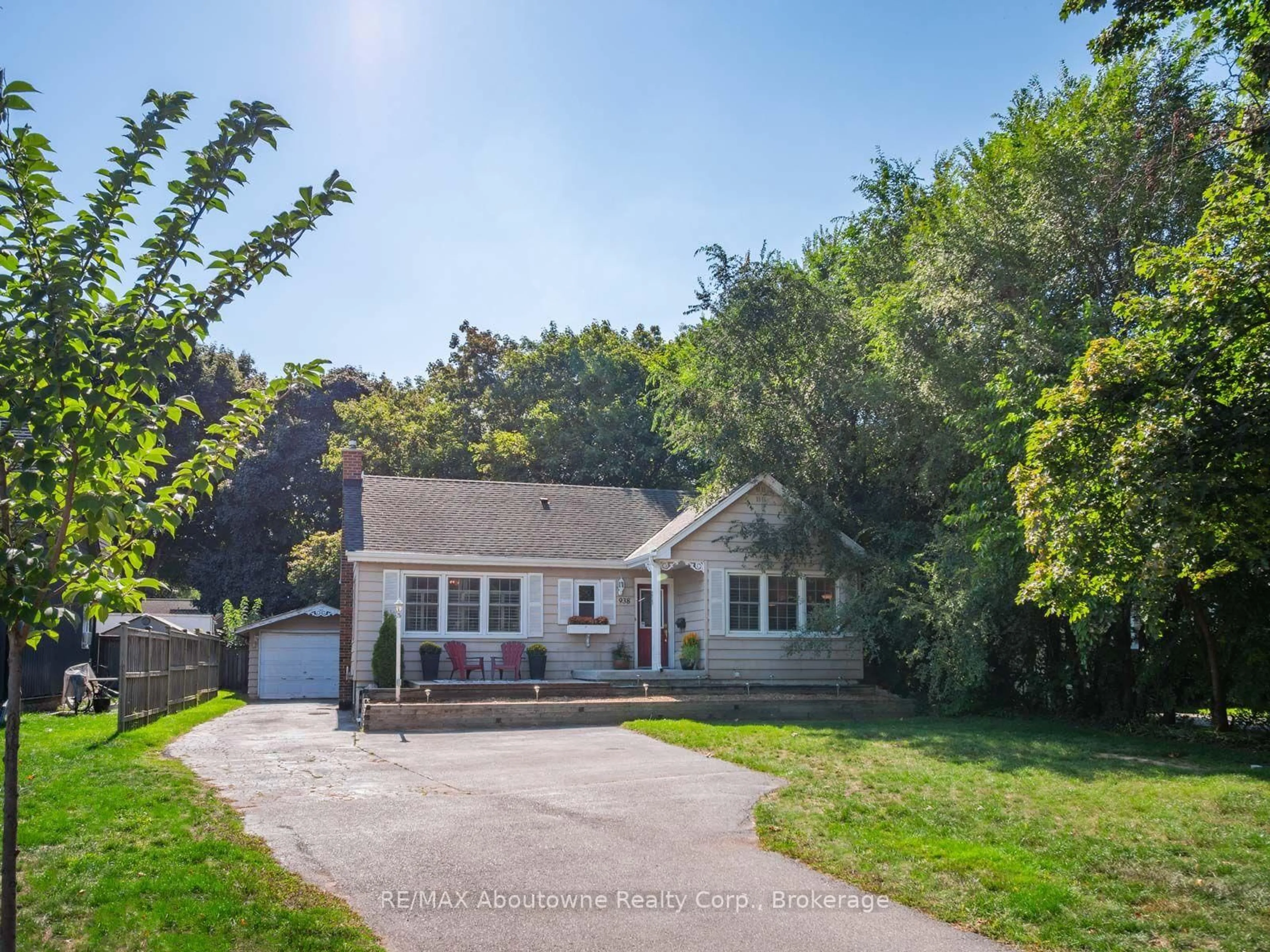 A pic from outside/outdoor area/front of a property/back of a property/a pic from drone, street for 938 King Rd, Burlington Ontario L7T 3L3