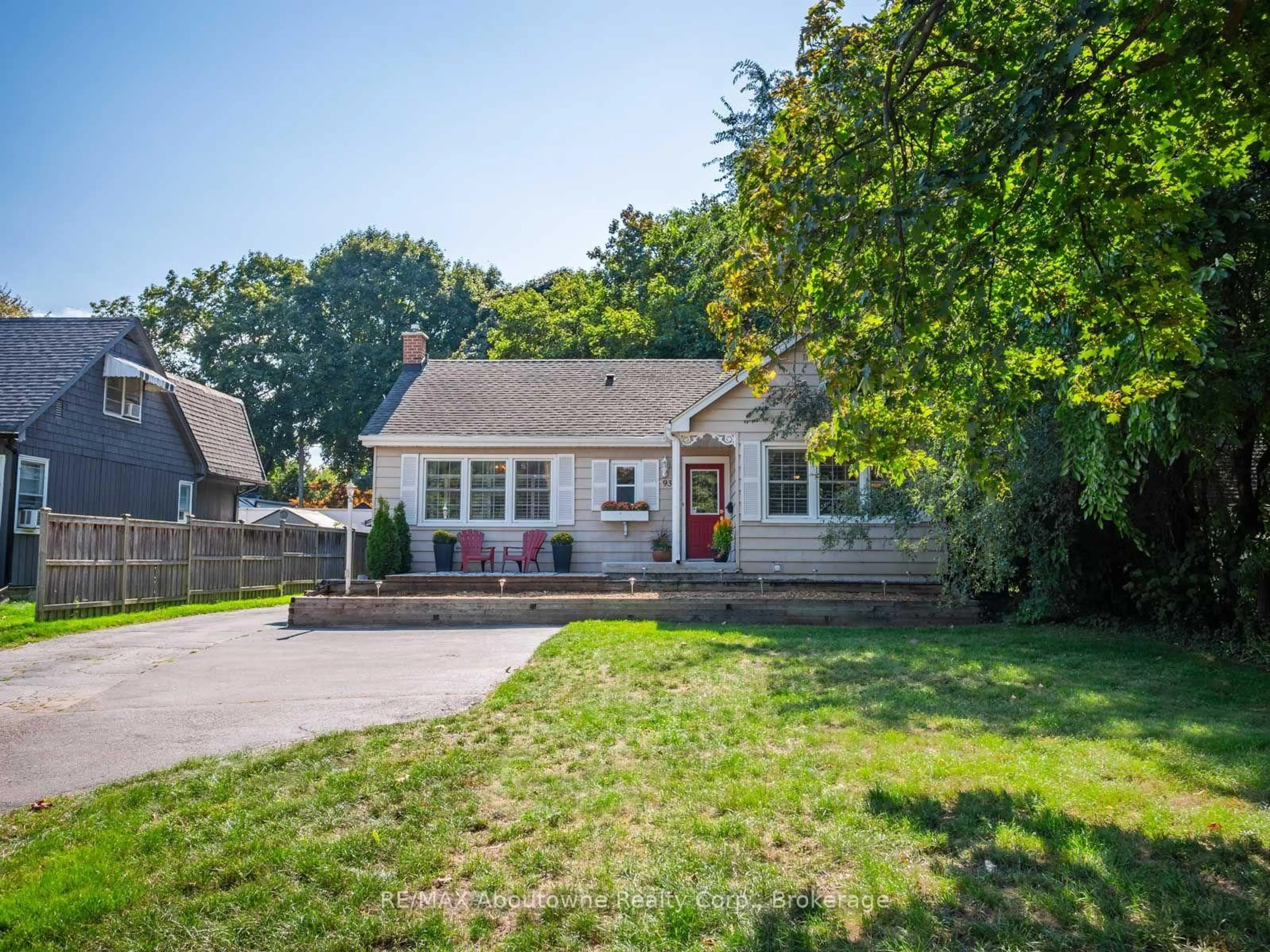 A pic from outside/outdoor area/front of a property/back of a property/a pic from drone, street for 938 King Rd, Burlington Ontario L7T 3L3