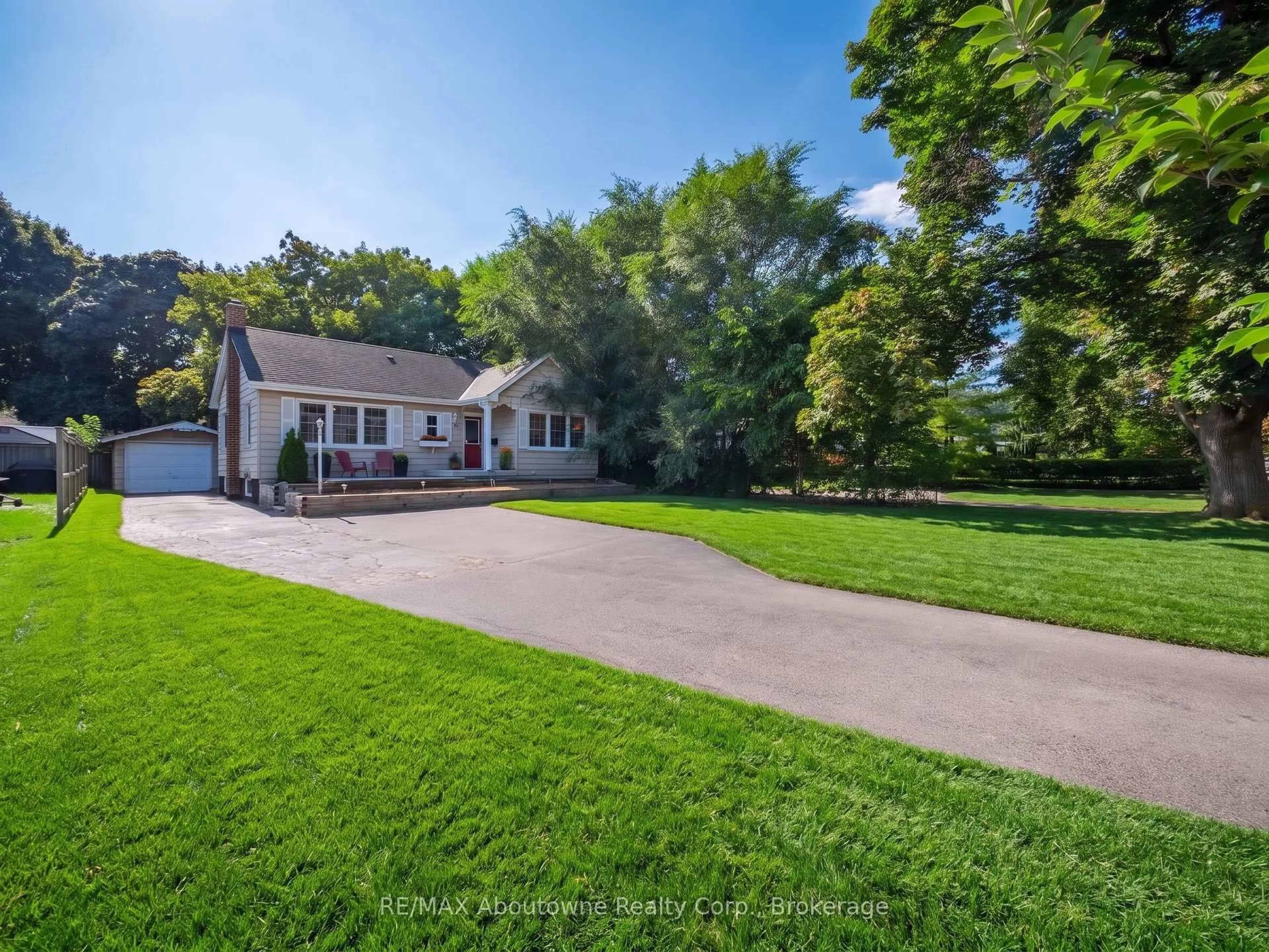 A pic from outside/outdoor area/front of a property/back of a property/a pic from drone, street for 938 King Rd, Burlington Ontario L7T 3L3