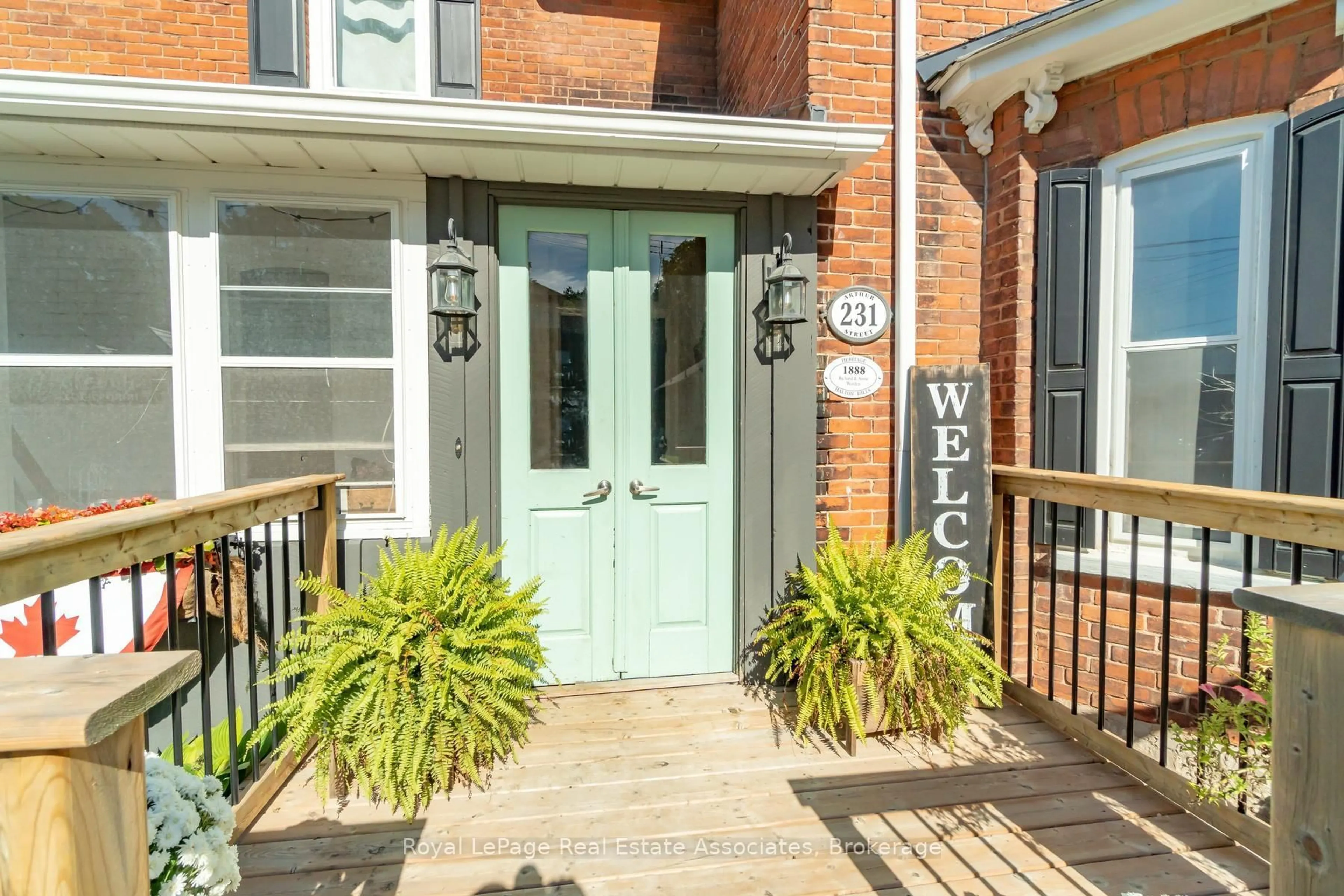 Indoor entryway for 231 Arthur St, Halton Hills Ontario L7J 1L9