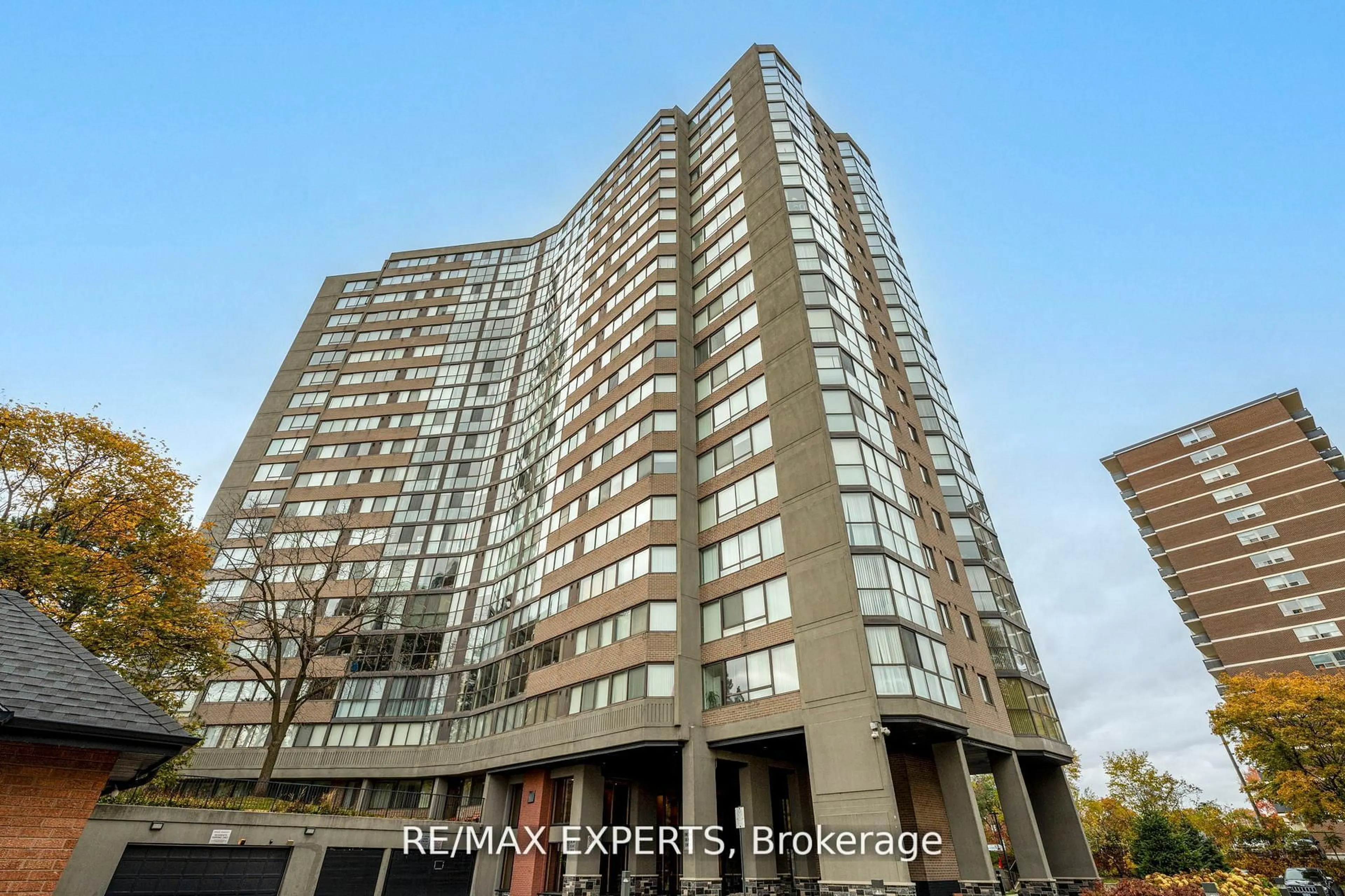 Indoor foyer for 40 Richview Rd #1103, Toronto Ontario M9A 5C1