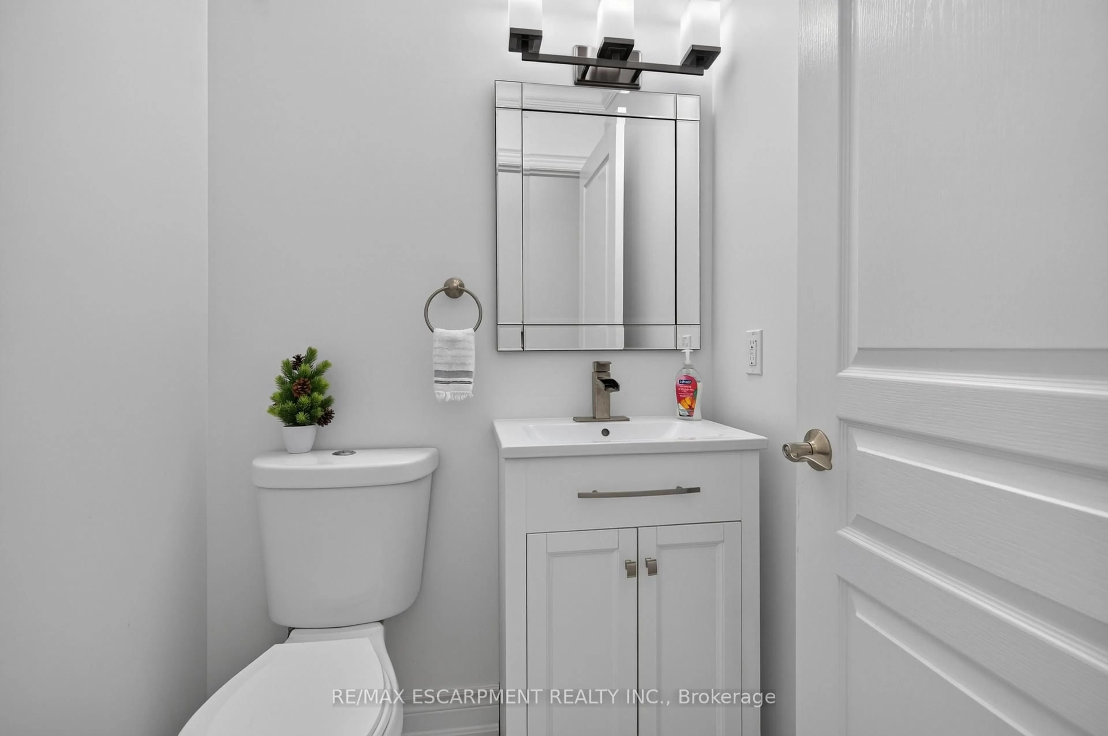 Standard bathroom, ceramic/tile floor for 651 Farmstead Dr #93, Milton Ontario L9T 7W2