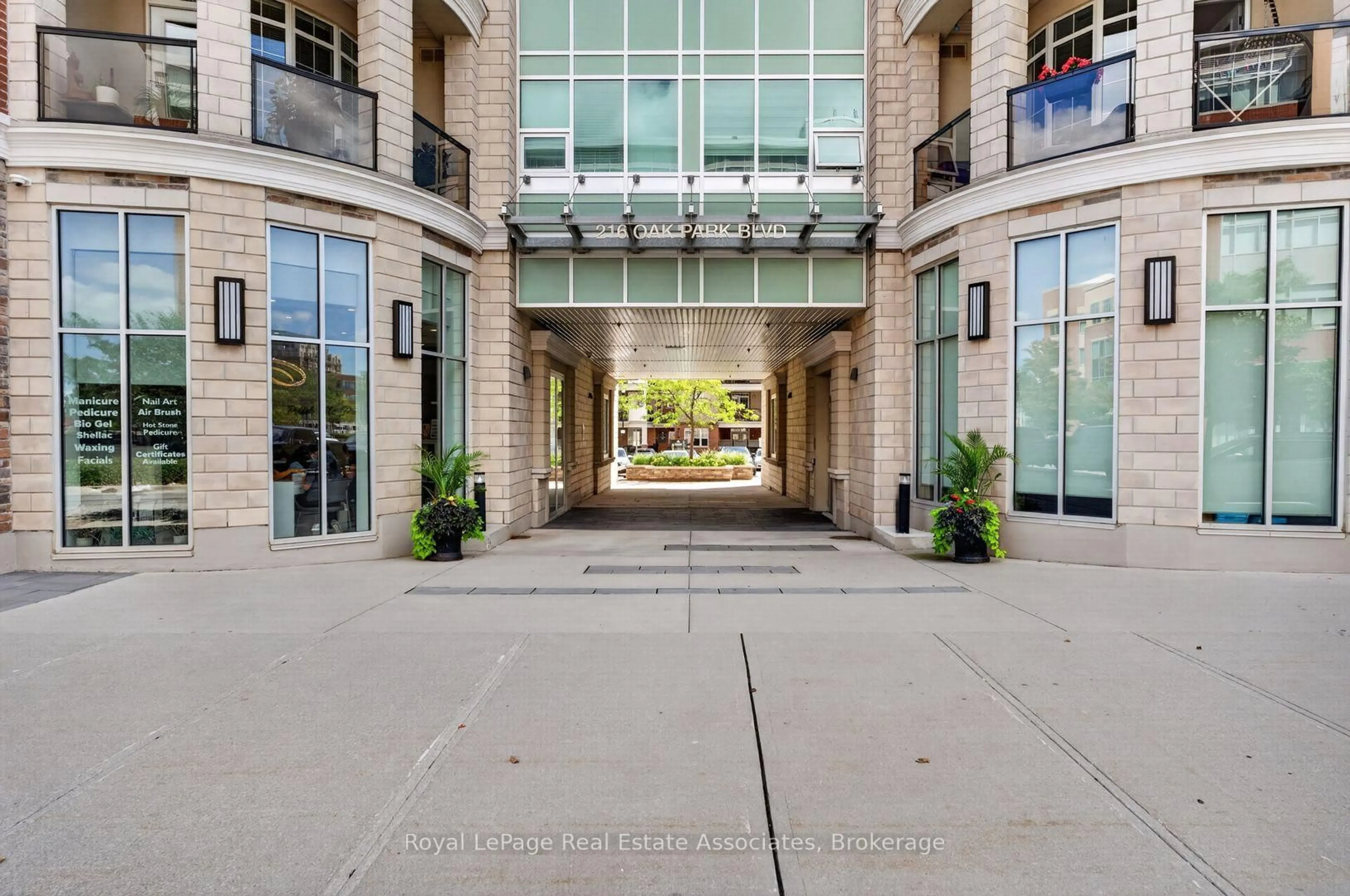 Indoor foyer for 216 Oak Park Blvd #214, Oakville Ontario L6H 7S8