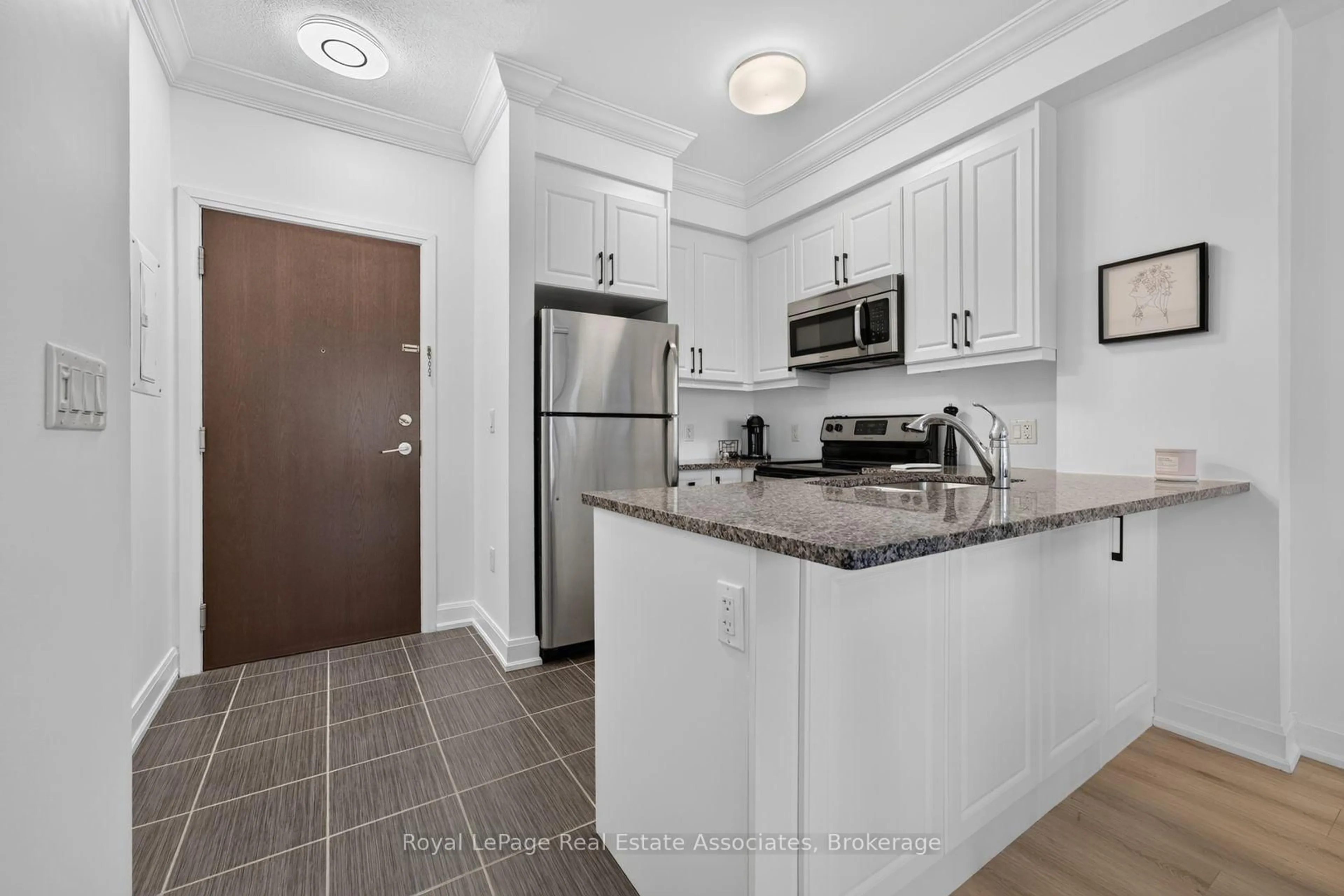 Standard kitchen, ceramic/tile floor for 216 Oak Park Blvd #214, Oakville Ontario L6H 7S8